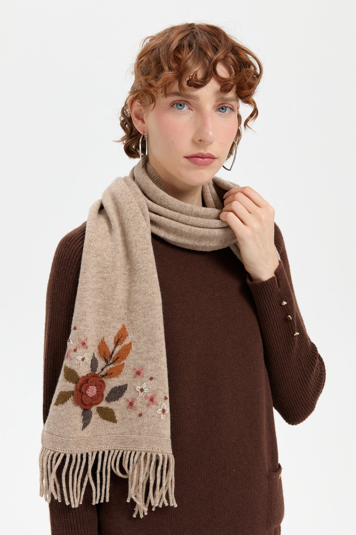 24027Kadın Papatya İşlemeli Püsküllü Yün Kaşkol K.Bej