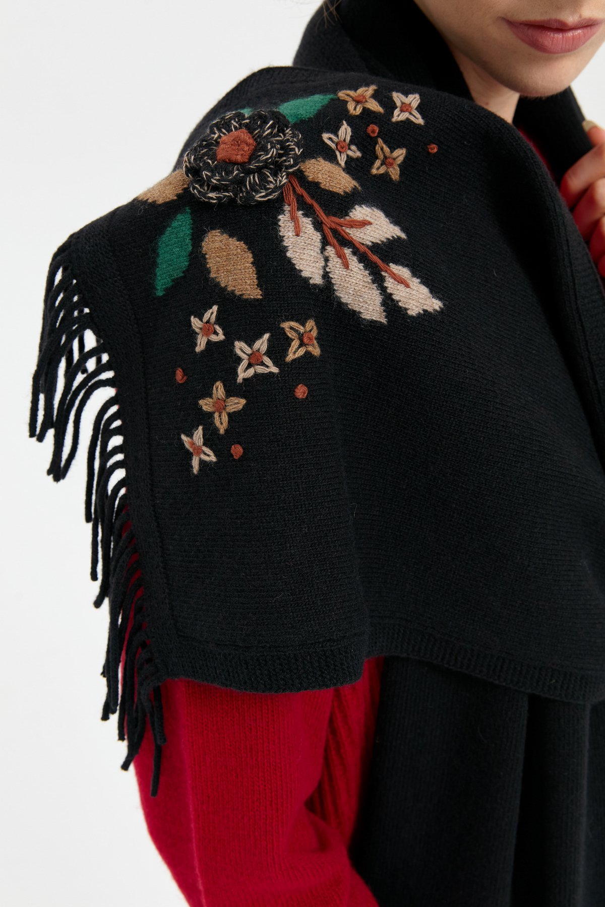24027Kadın Papatya İşlemeli Püsküllü Yün Kaşkol Siyah