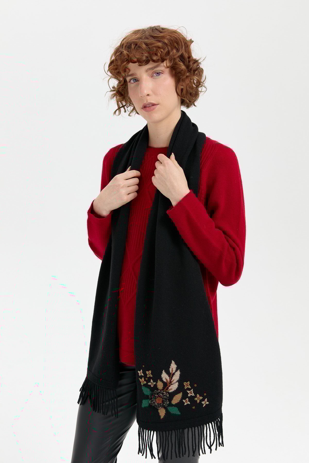 24027Kadın Papatya İşlemeli Püsküllü Yün Kaşkol Siyah