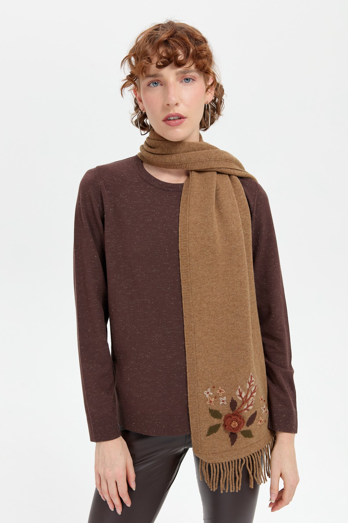 24027Kadın Papatya İşlemeli Püsküllü Yün Kaşkol V.Camel