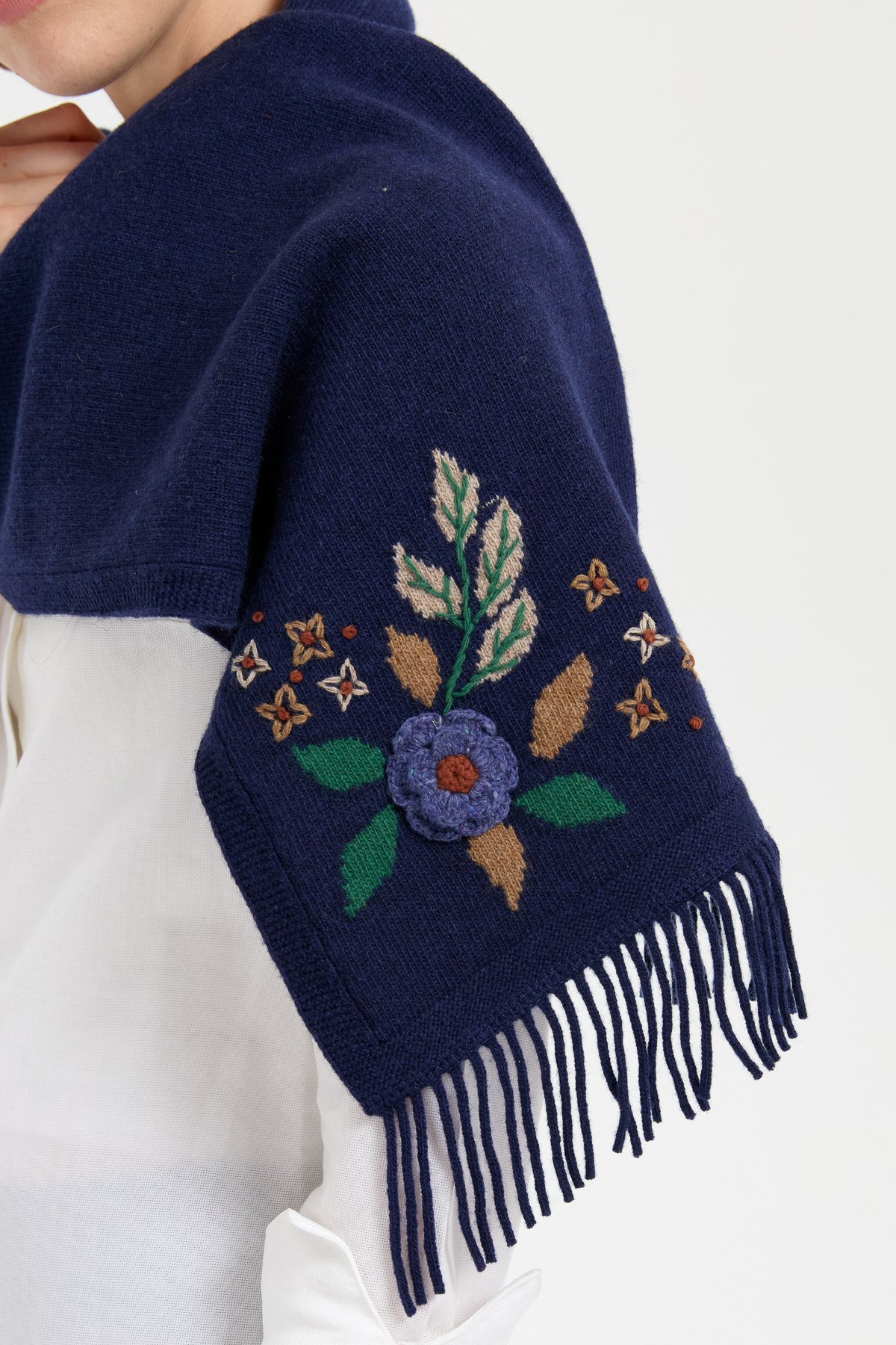 24027Kadın Papatya İşlemeli Püsküllü Yün Kaşkol Y.A Lacivert