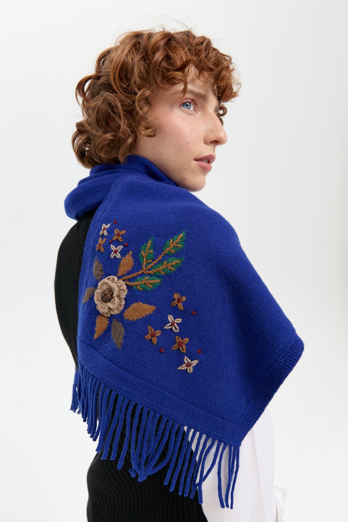 24027Kadın Papatya İşlemeli Püsküllü Yün Kaşkol K.S.Mavi