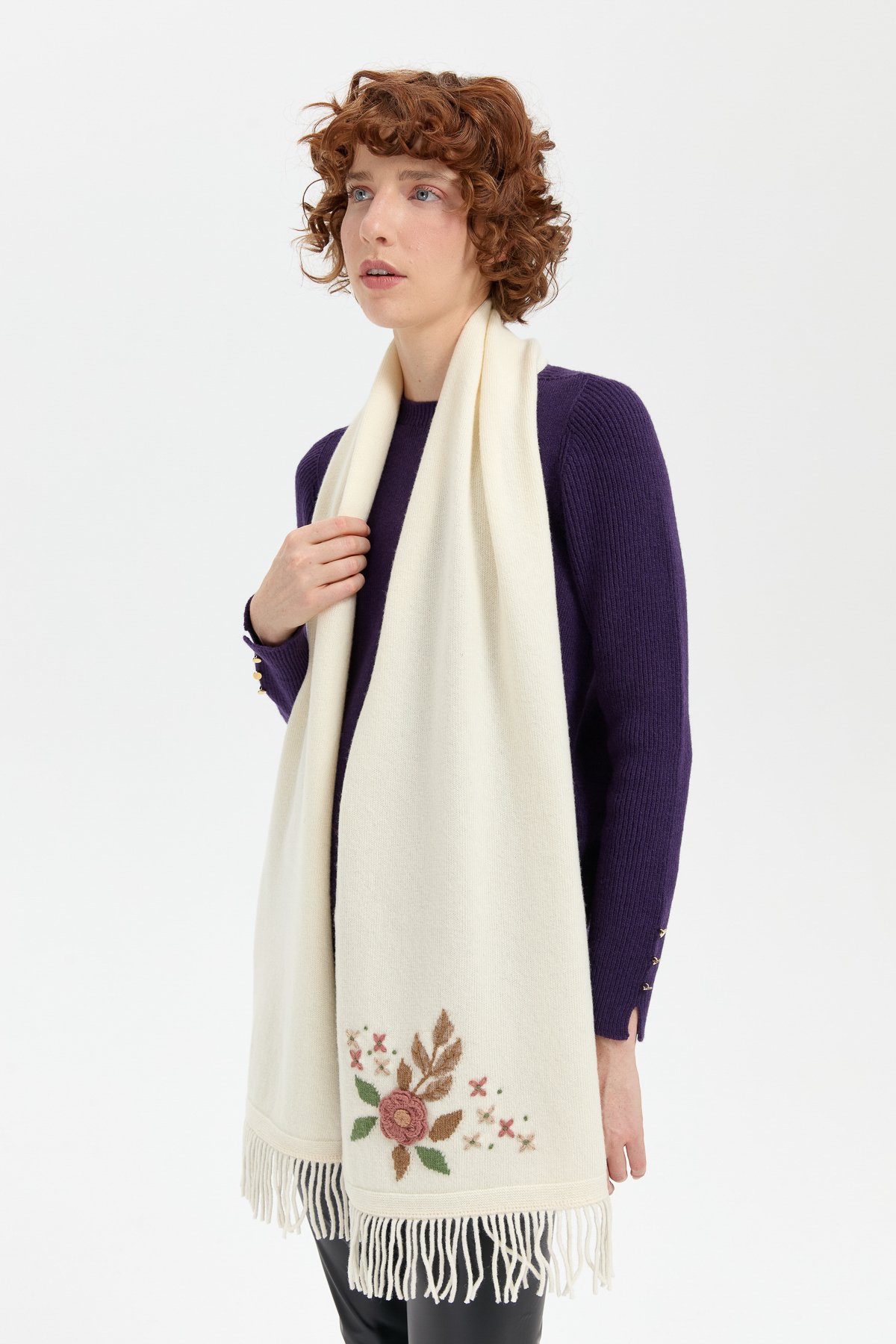 24027Kadın Papatya İşlemeli Püsküllü Yün Kaşkol Kemik