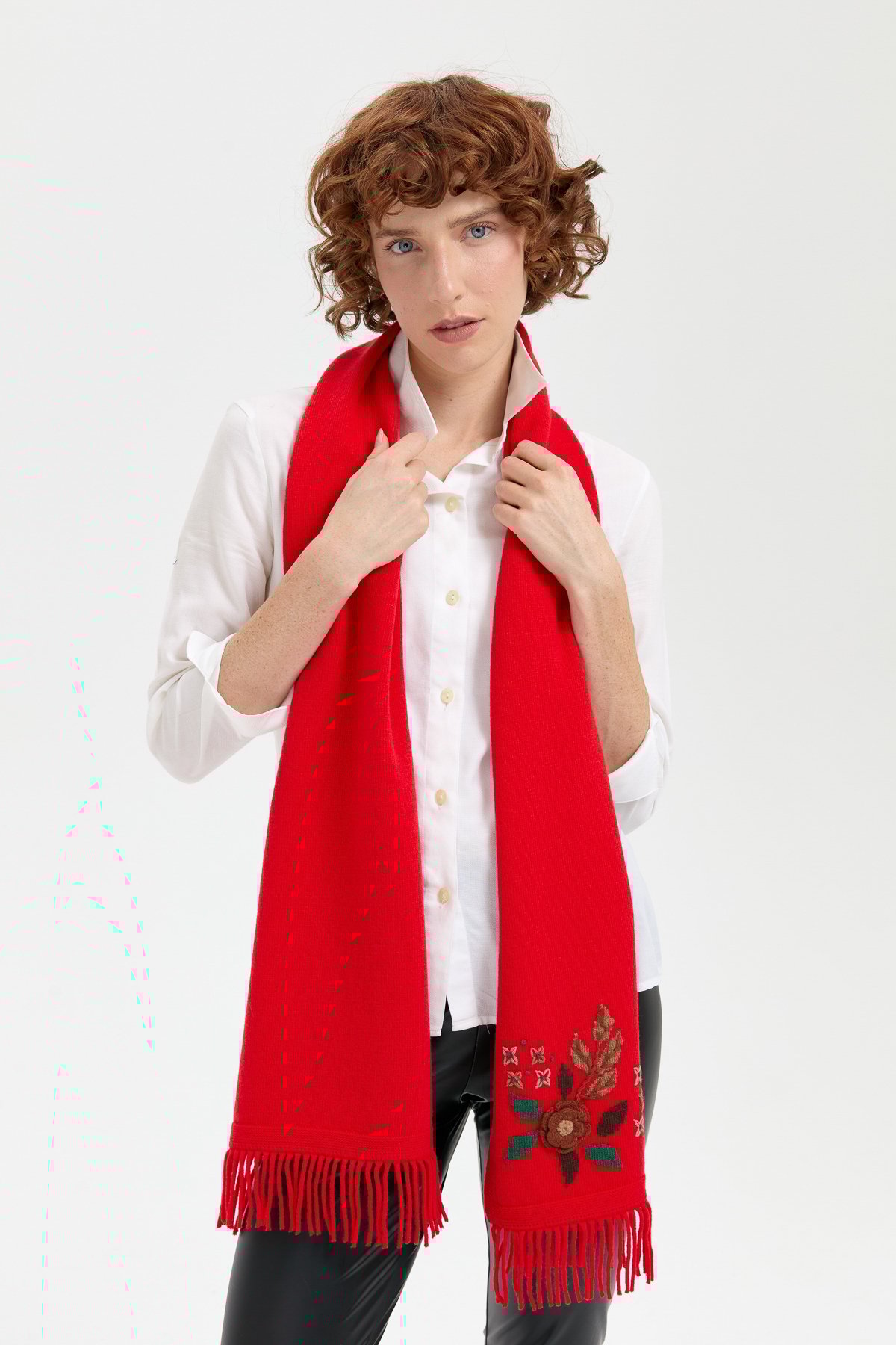 24027Kadın Papatya İşlemeli Püsküllü Yün Kaşkol Mercan