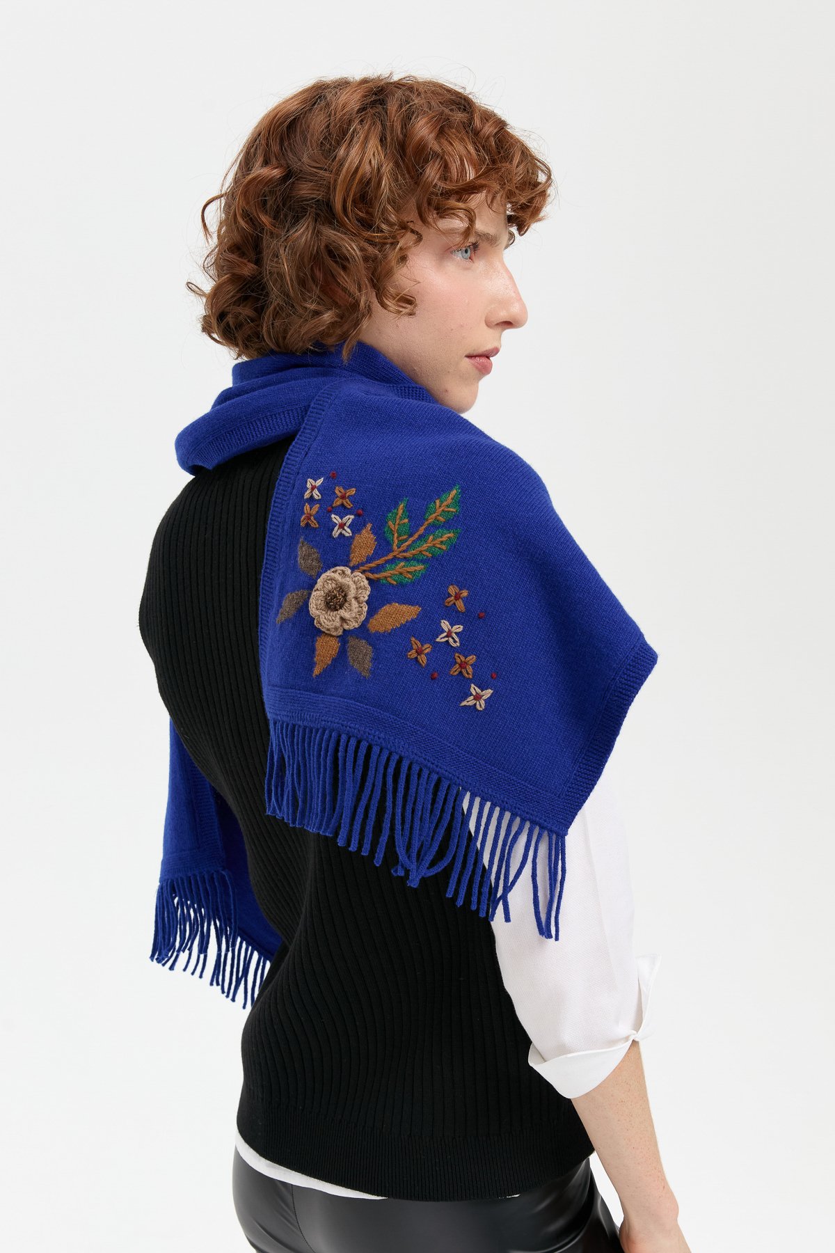 24027Kadın Papatya İşlemeli Püsküllü Yün Kaşkol K.S.Mavi