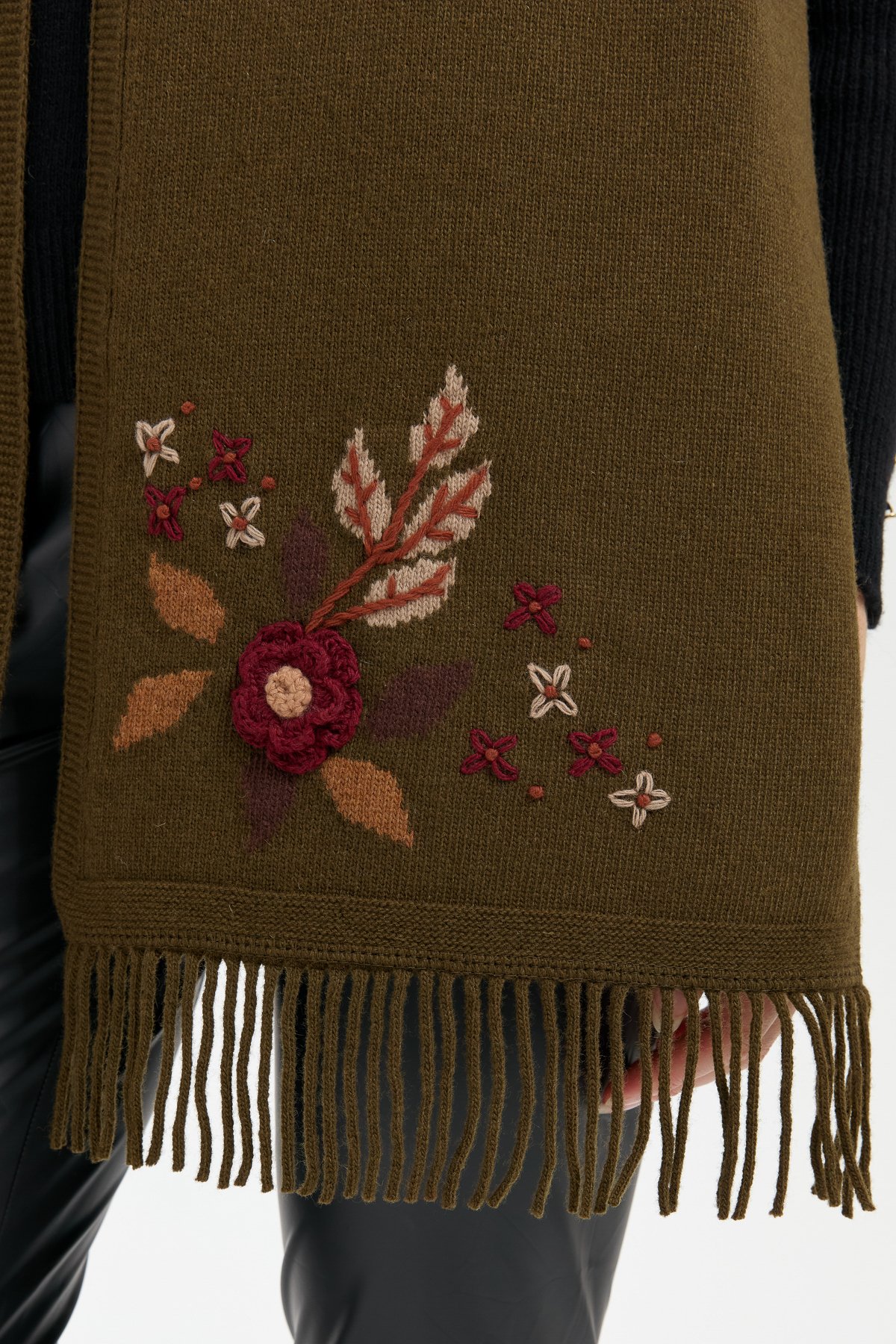 24027Kadın Papatya İşlemeli Püsküllü Yün Kaşkol A.Yeşil