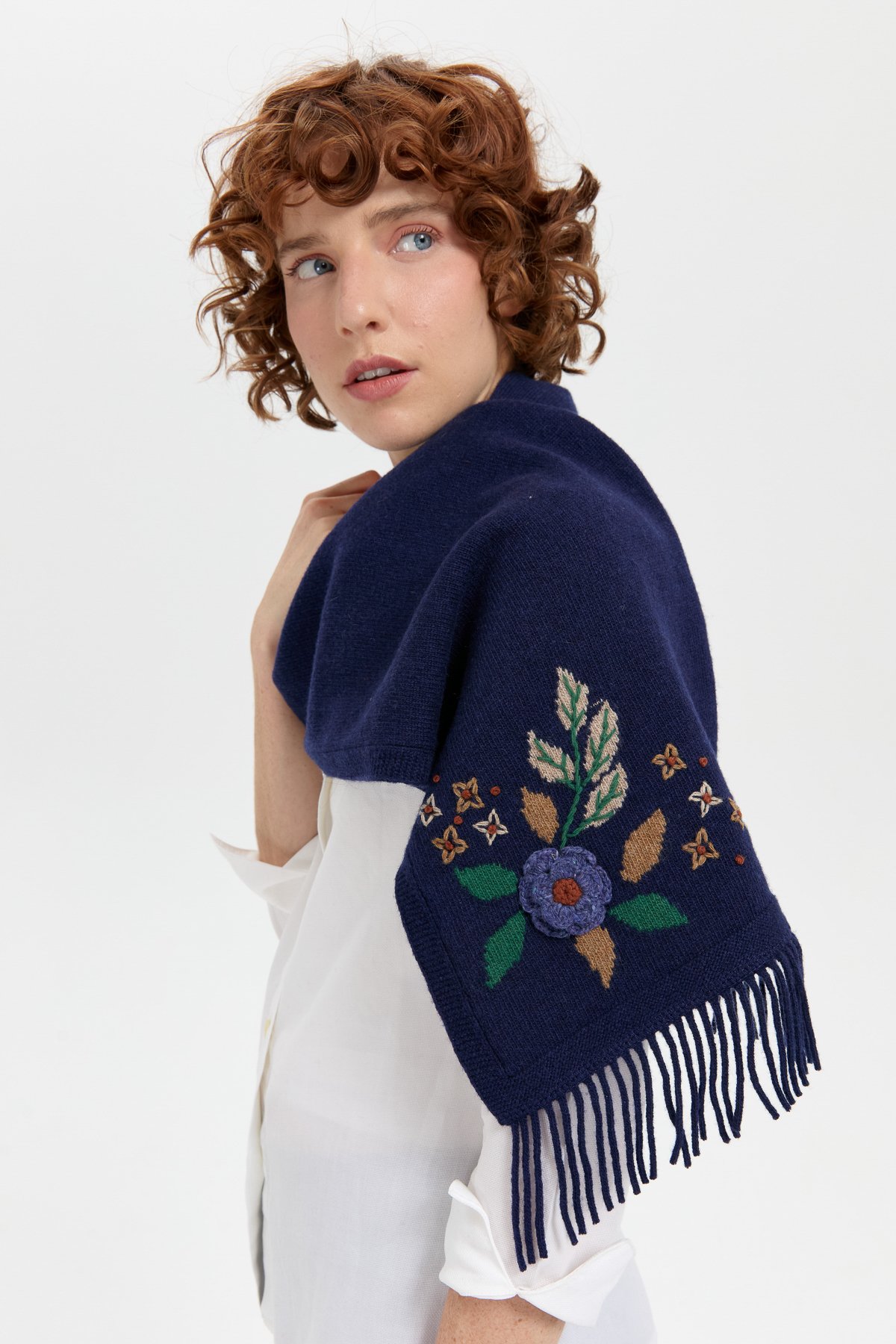 24027Kadın Papatya İşlemeli Püsküllü Yün Kaşkol Y.A Lacivert