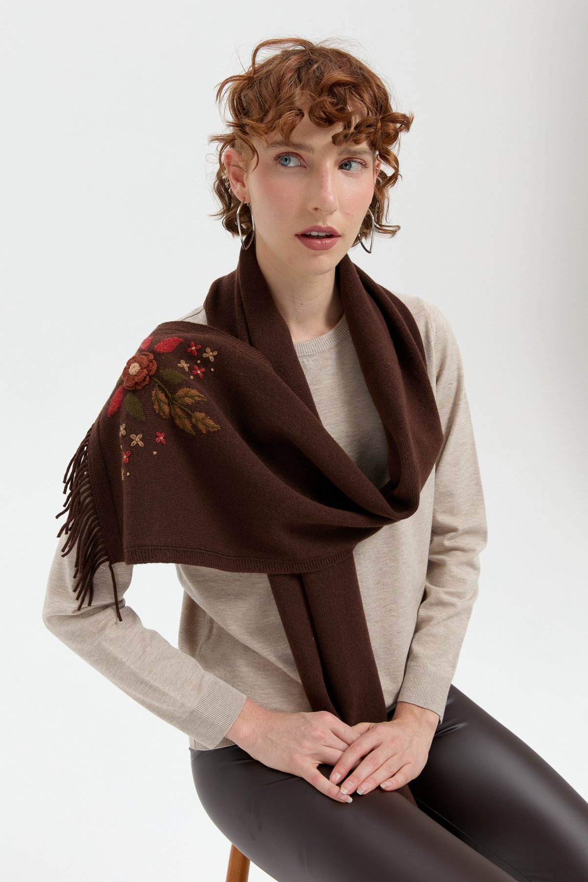 24027Kadın Papatya İşlemeli Püsküllü Yün Kaşkol M.Kahve