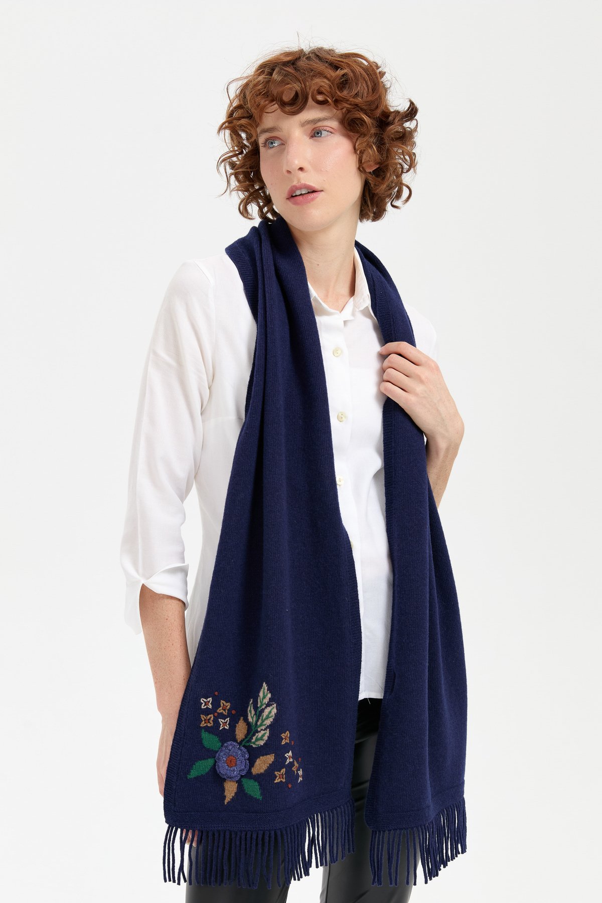 24027Kadın Papatya İşlemeli Püsküllü Yün Kaşkol Y.A Lacivert