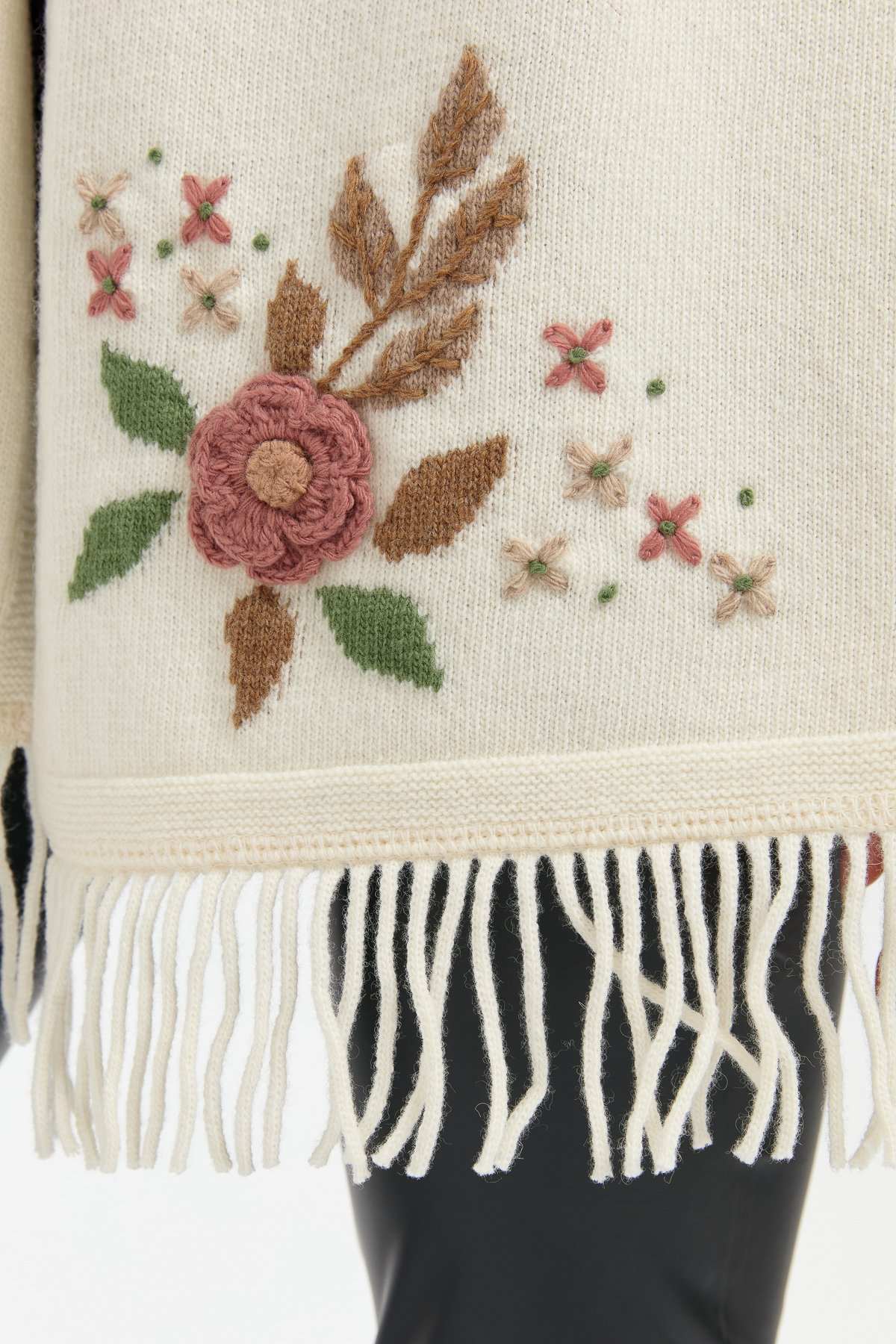 24027Kadın Papatya İşlemeli Püsküllü Yün Kaşkol Kemik