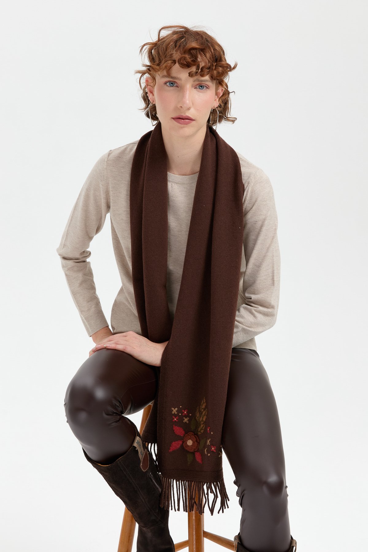 24027Kadın Papatya İşlemeli Püsküllü Yün Kaşkol M.Kahve