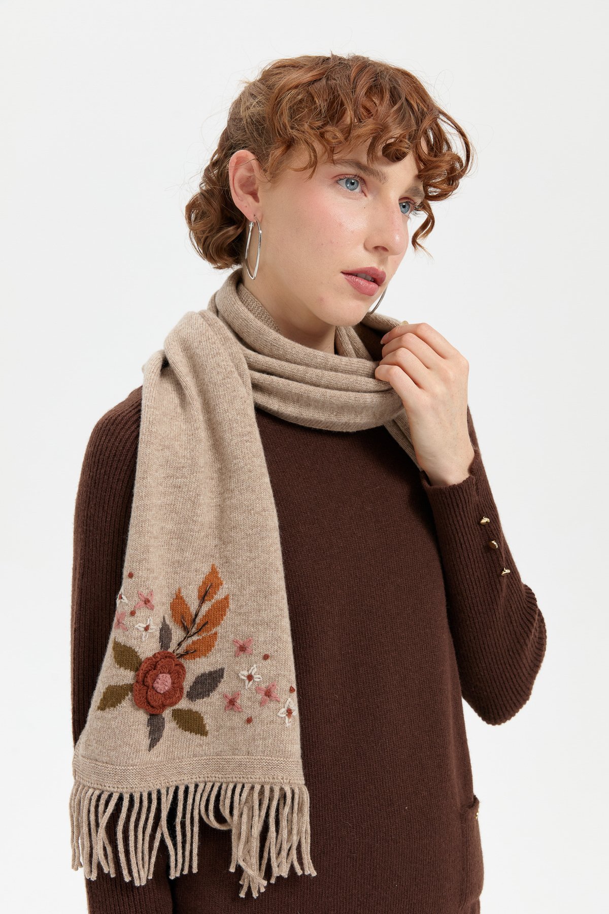 24027Kadın Papatya İşlemeli Püsküllü Yün Kaşkol K.Bej