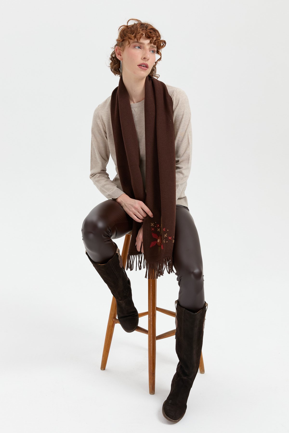 24027Kadın Papatya İşlemeli Püsküllü Yün Kaşkol M.Kahve