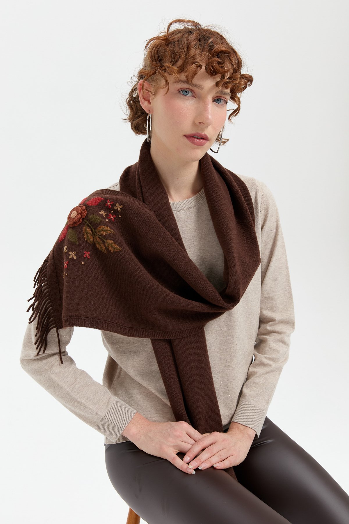 24027Kadın Papatya İşlemeli Püsküllü Yün Kaşkol M.Kahve