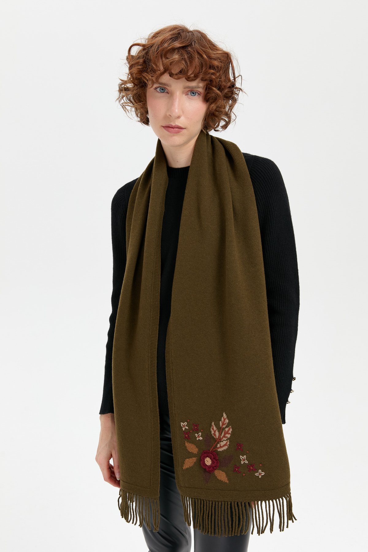 24027Kadın Papatya İşlemeli Püsküllü Yün Kaşkol A.Yeşil