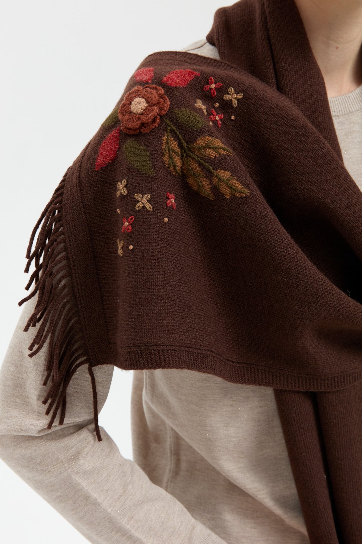 24027Kadın Papatya İşlemeli Püsküllü Yün Kaşkol M.Kahve