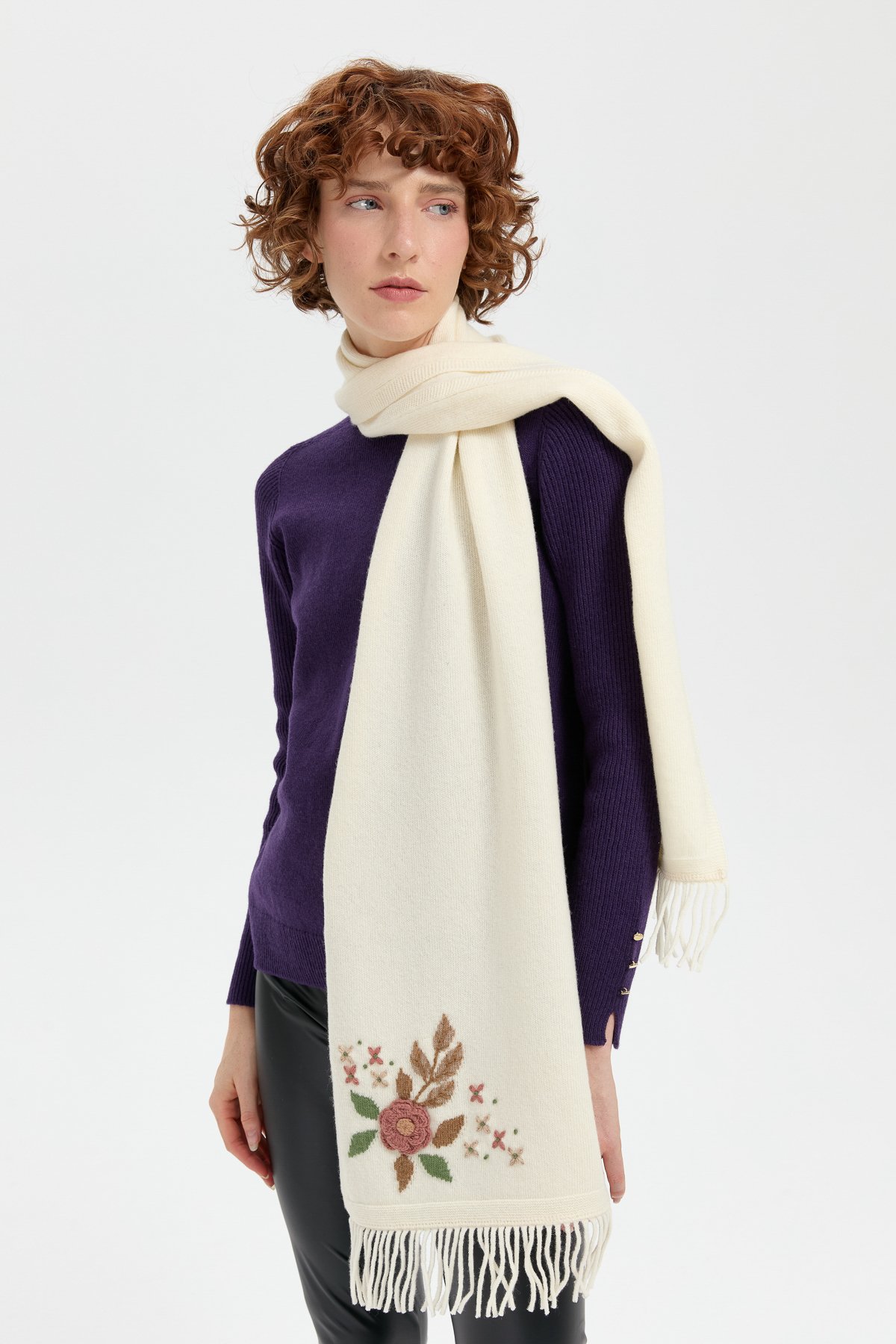 24027Kadın Papatya İşlemeli Püsküllü Yün Kaşkol Kemik