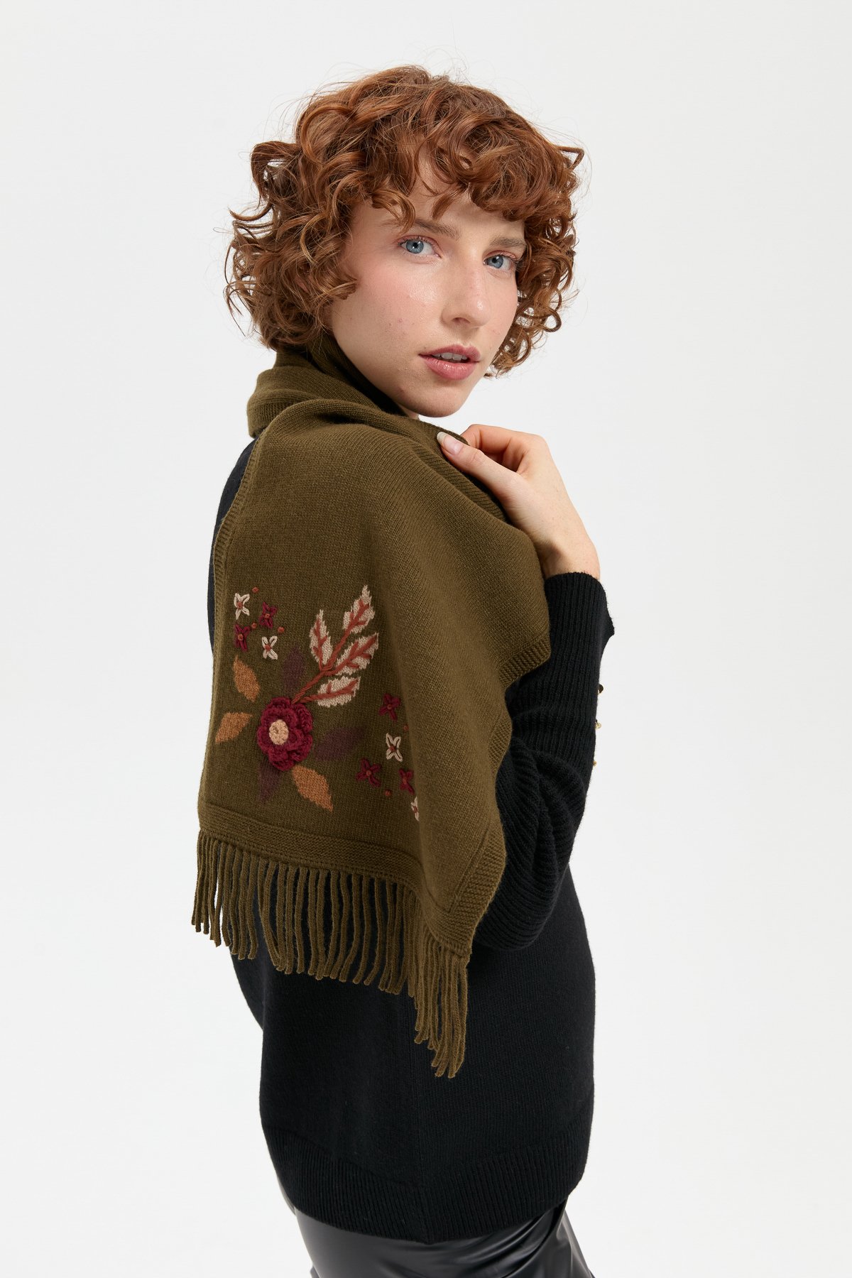 24027Kadın Papatya İşlemeli Püsküllü Yün Kaşkol A.Yeşil