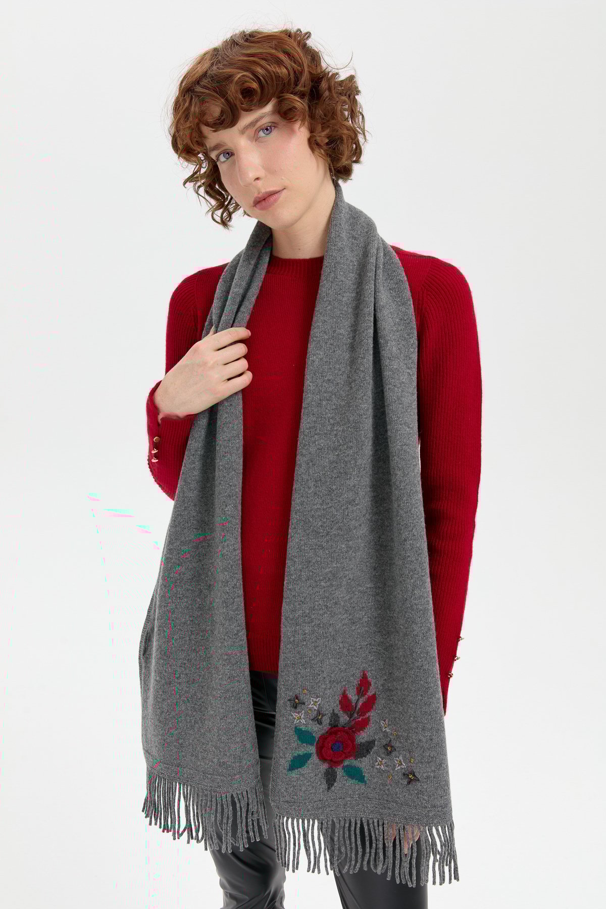 24027Kadın Papatya İşlemeli Püsküllü Yün Kaşkol Füme