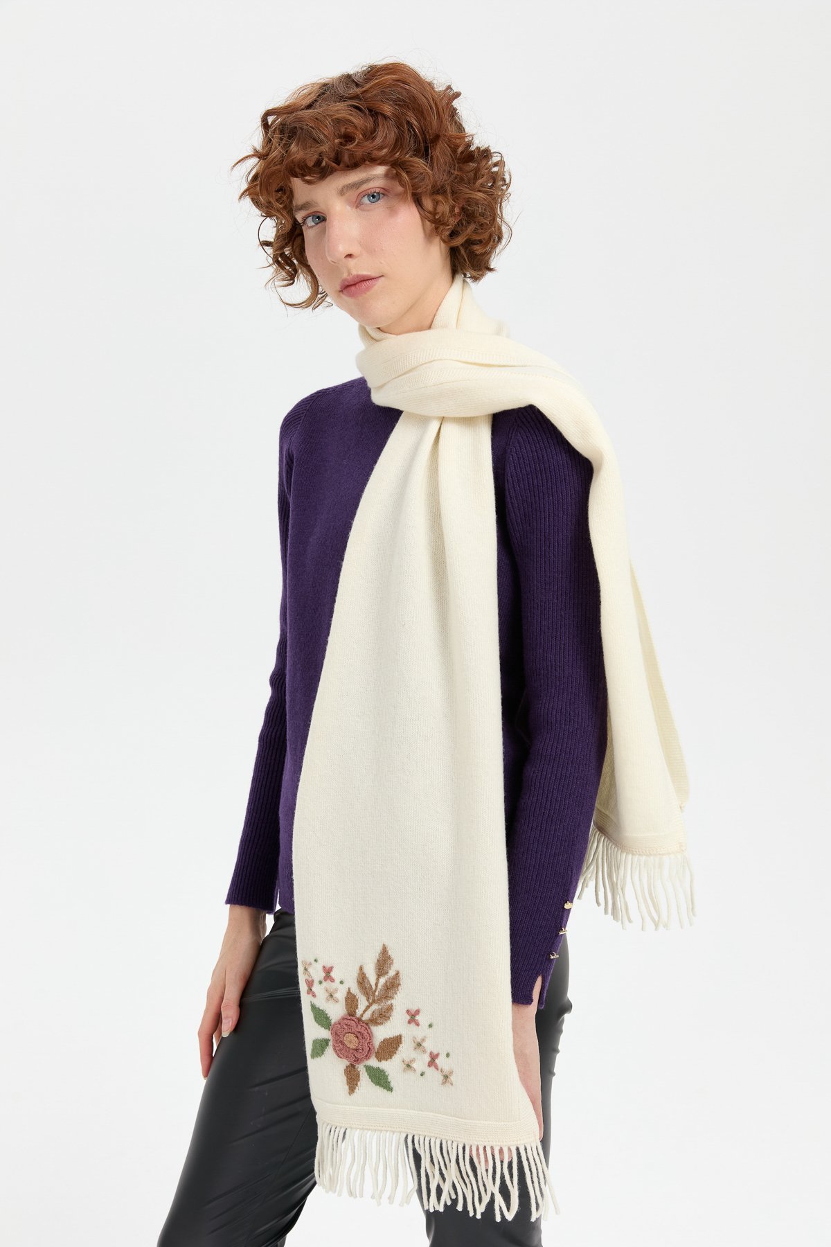 24027Kadın Papatya İşlemeli Püsküllü Yün Kaşkol Kemik