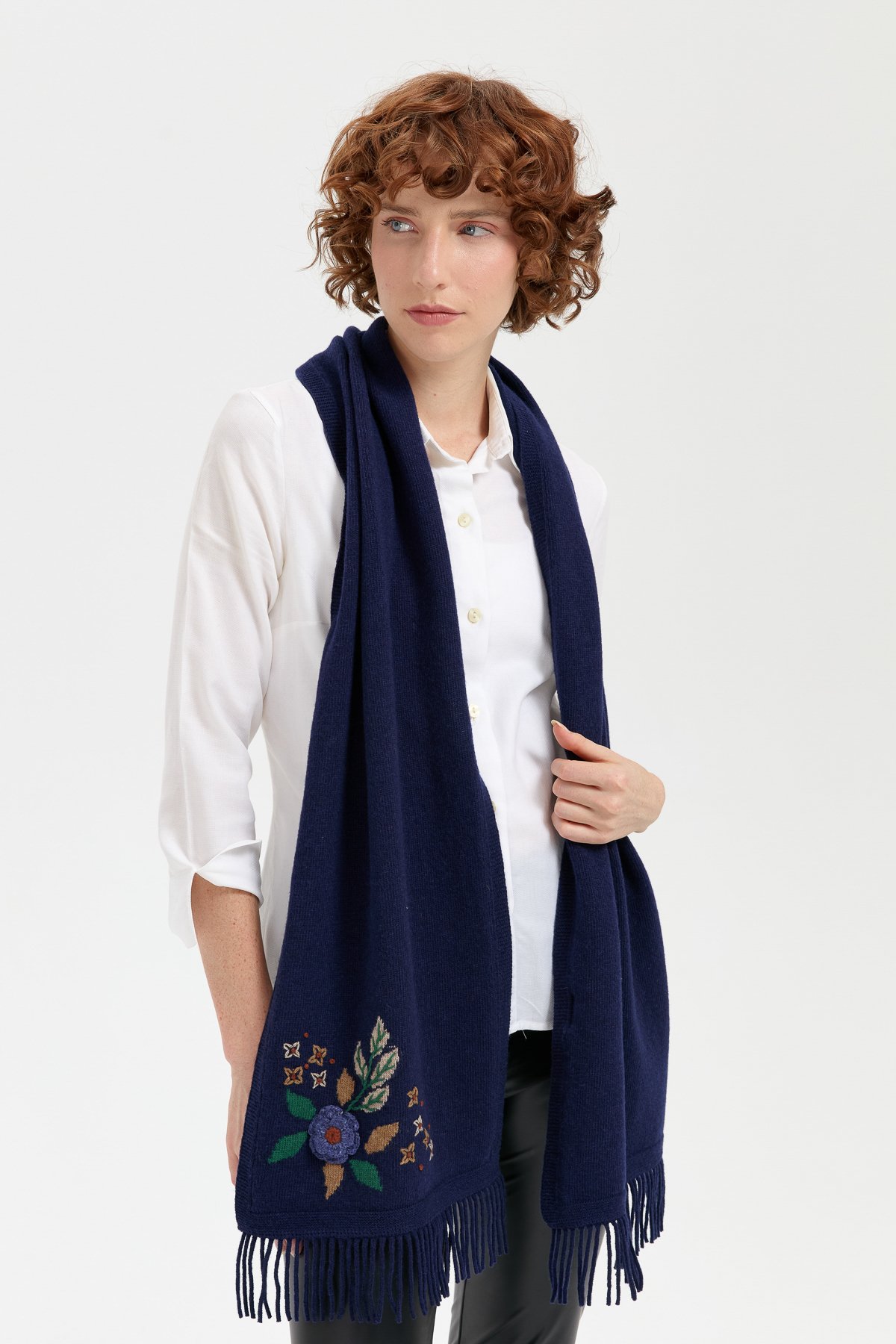 24027Kadın Papatya İşlemeli Püsküllü Yün Kaşkol Y.A Lacivert