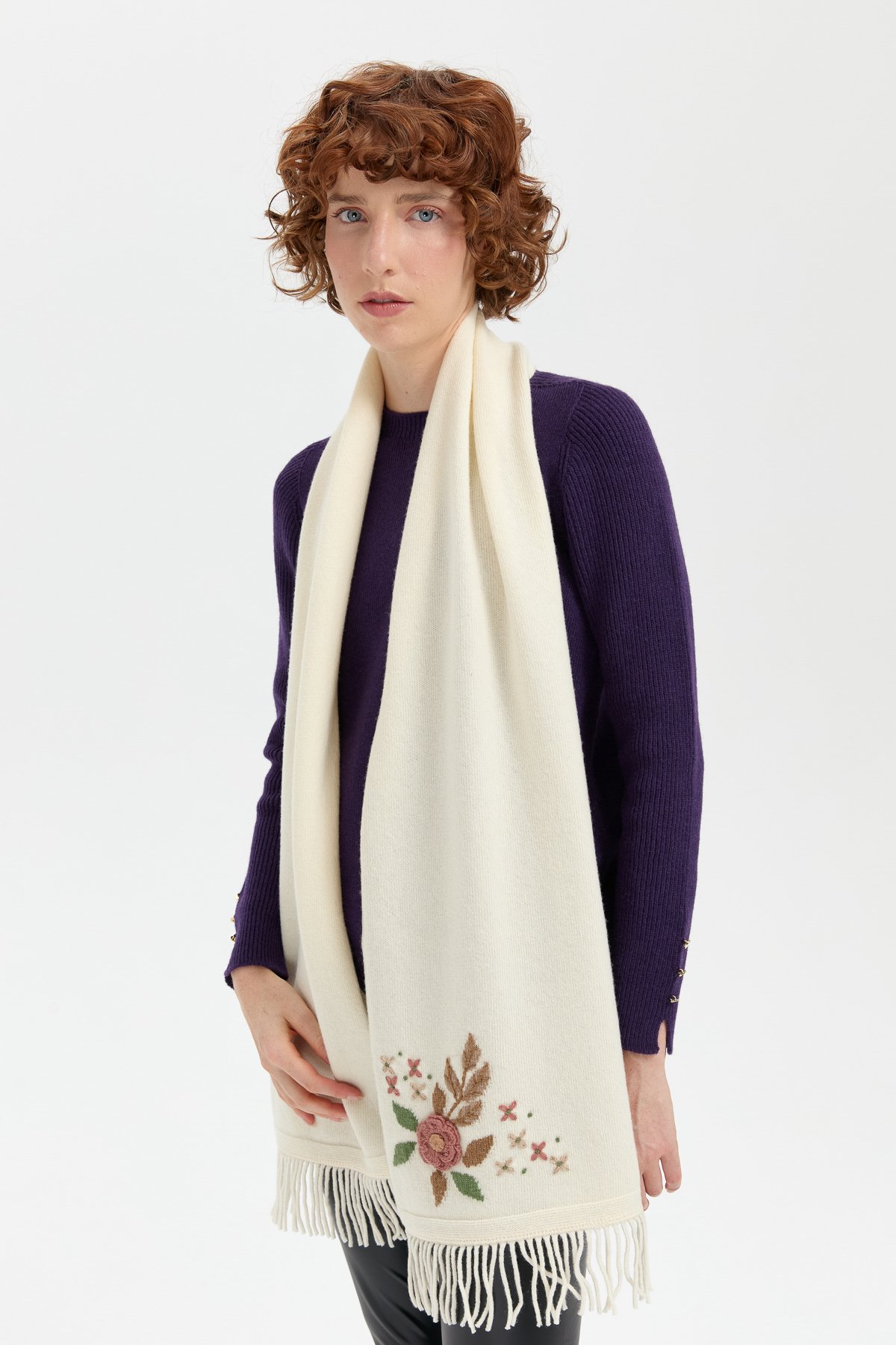 24027Kadın Papatya İşlemeli Püsküllü Yün Kaşkol Kemik