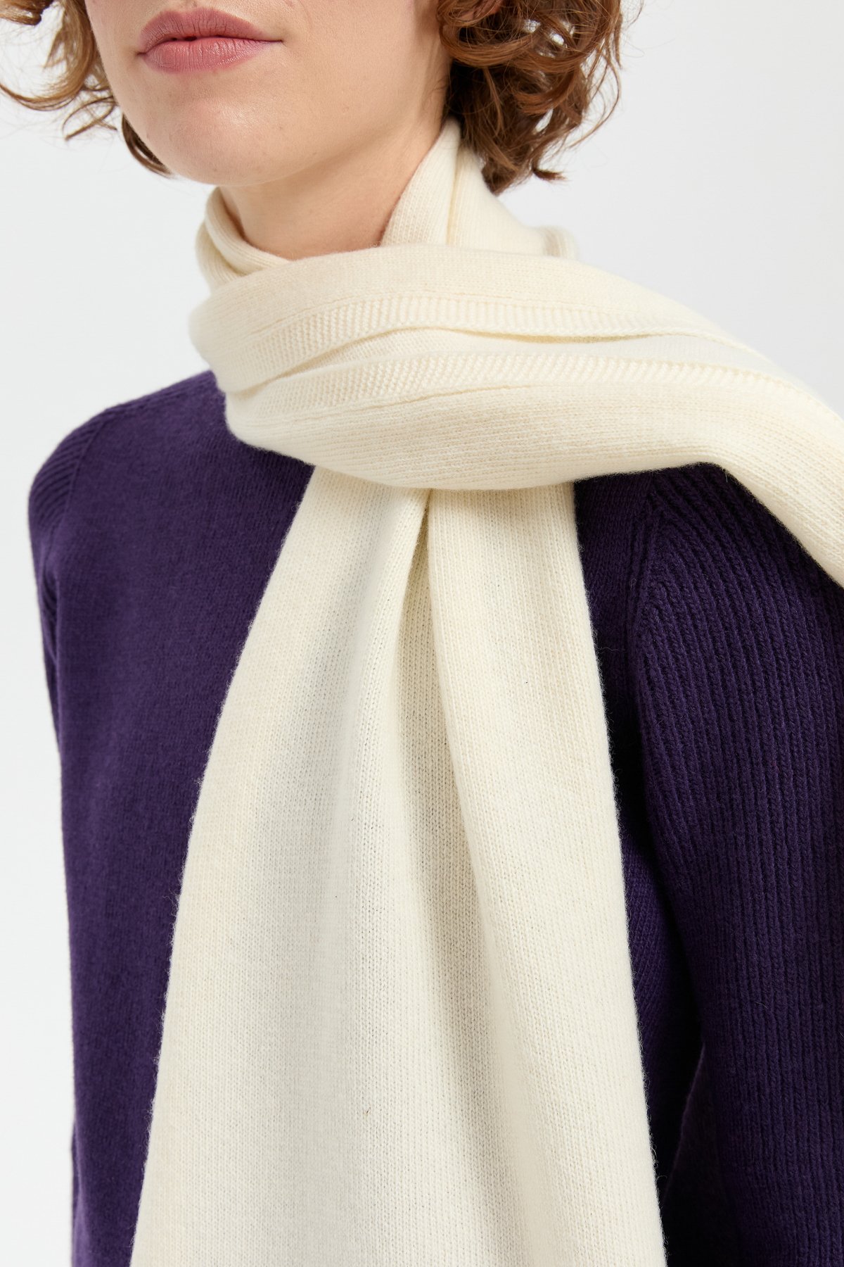 24027Kadın Papatya İşlemeli Püsküllü Yün Kaşkol Kemik