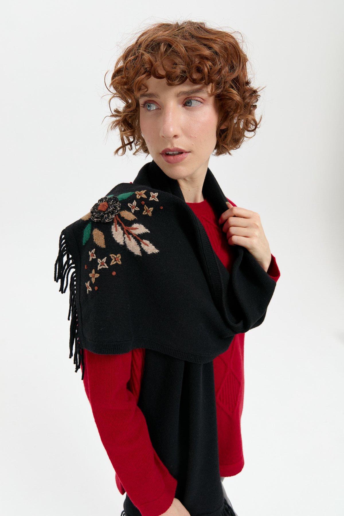 24027Kadın Papatya İşlemeli Püsküllü Yün Kaşkol Siyah