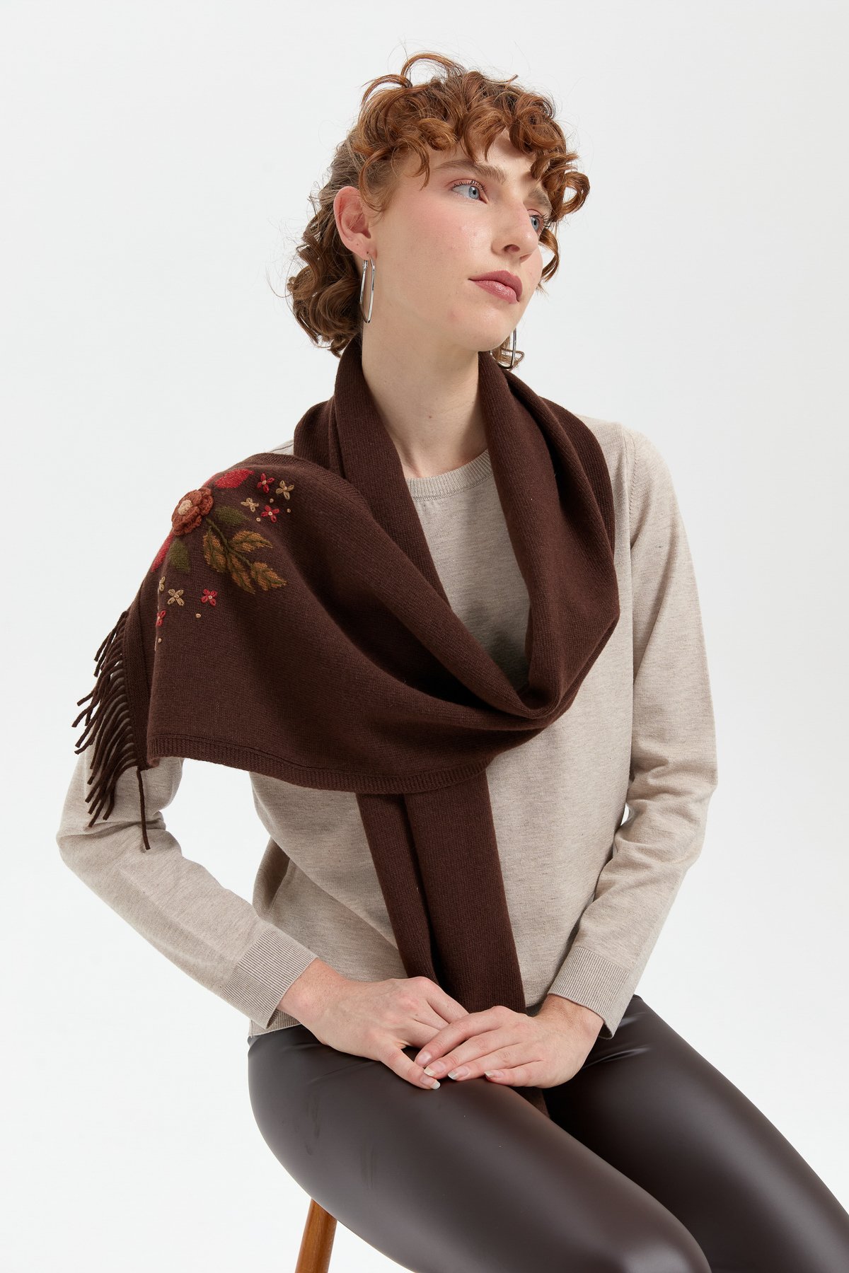 24027Kadın Papatya İşlemeli Püsküllü Yün Kaşkol M.Kahve