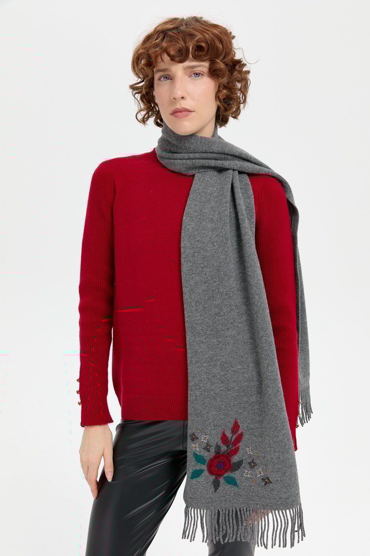 24027Kadın Papatya İşlemeli Püsküllü Yün Kaşkol Füme