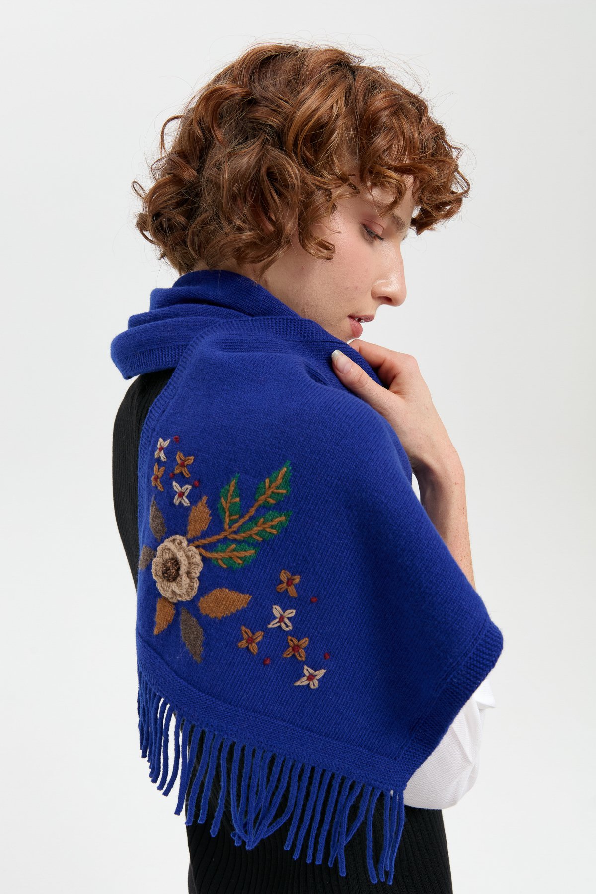 24027Kadın Papatya İşlemeli Püsküllü Yün Kaşkol K.S.Mavi