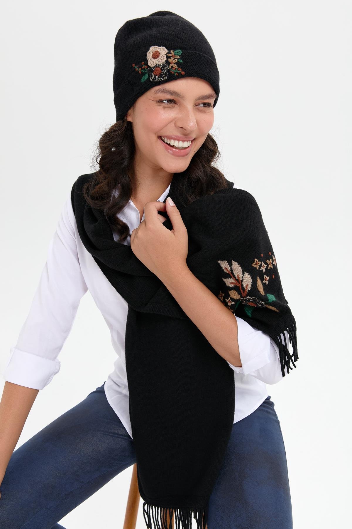 24027Kadın Papatya İşlemeli Püsküllü Yün Kaşkol Siyah