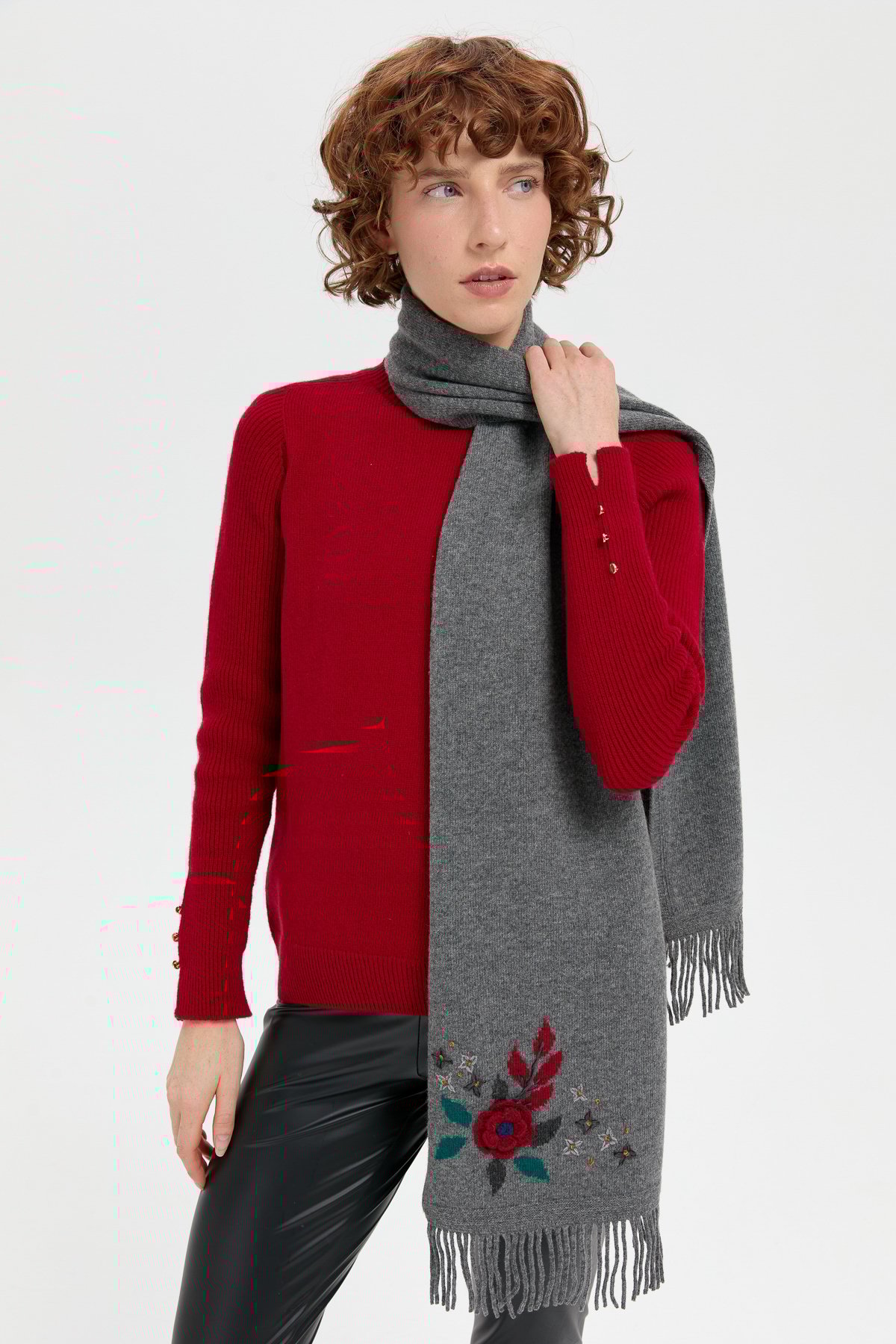 24027Kadın Papatya İşlemeli Püsküllü Yün Kaşkol Füme