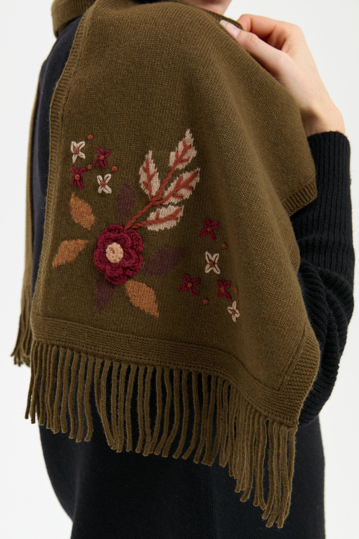 24027Kadın Papatya İşlemeli Püsküllü Yün Kaşkol A.Yeşil