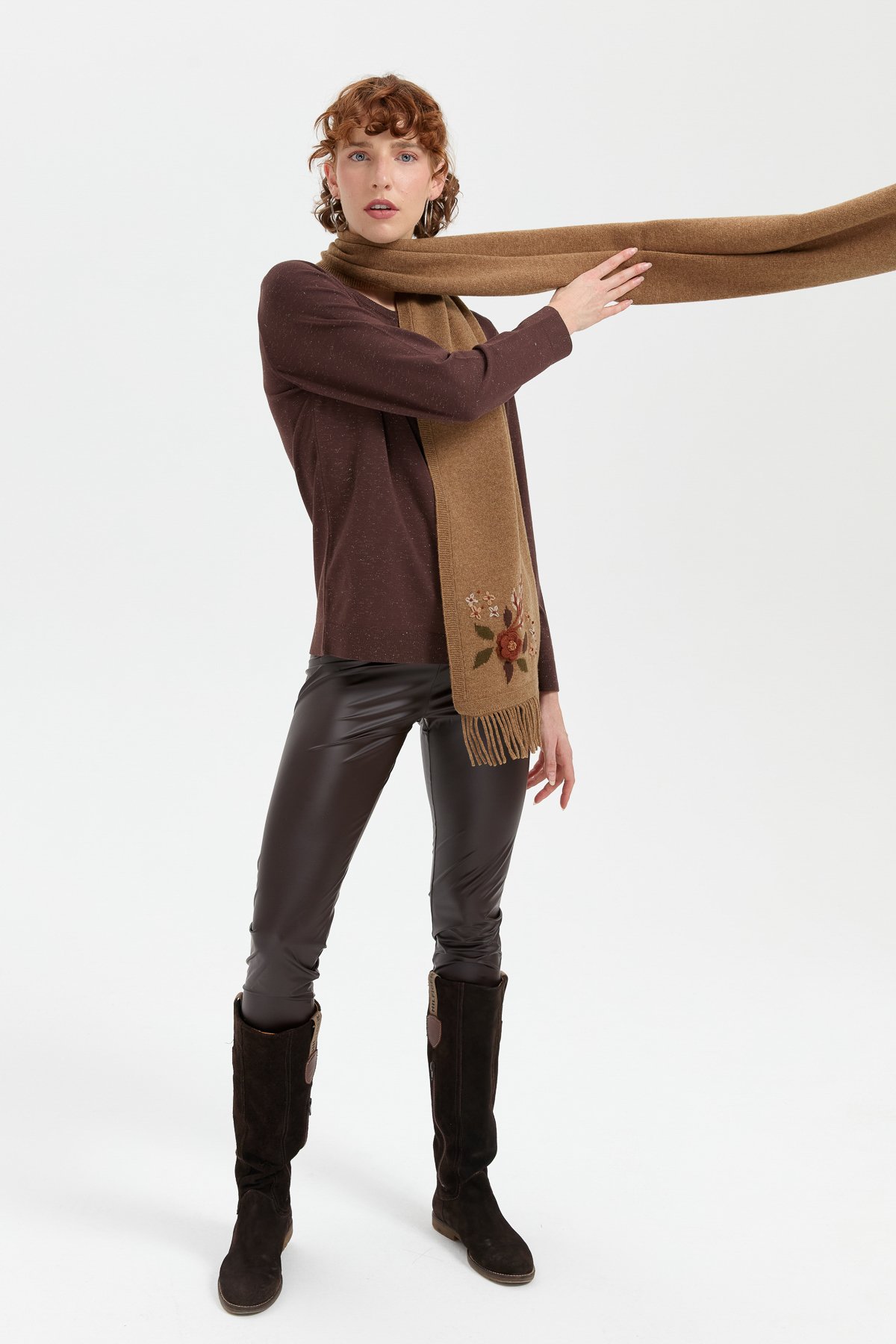 24027Kadın Papatya İşlemeli Püsküllü Yün Kaşkol V.Camel