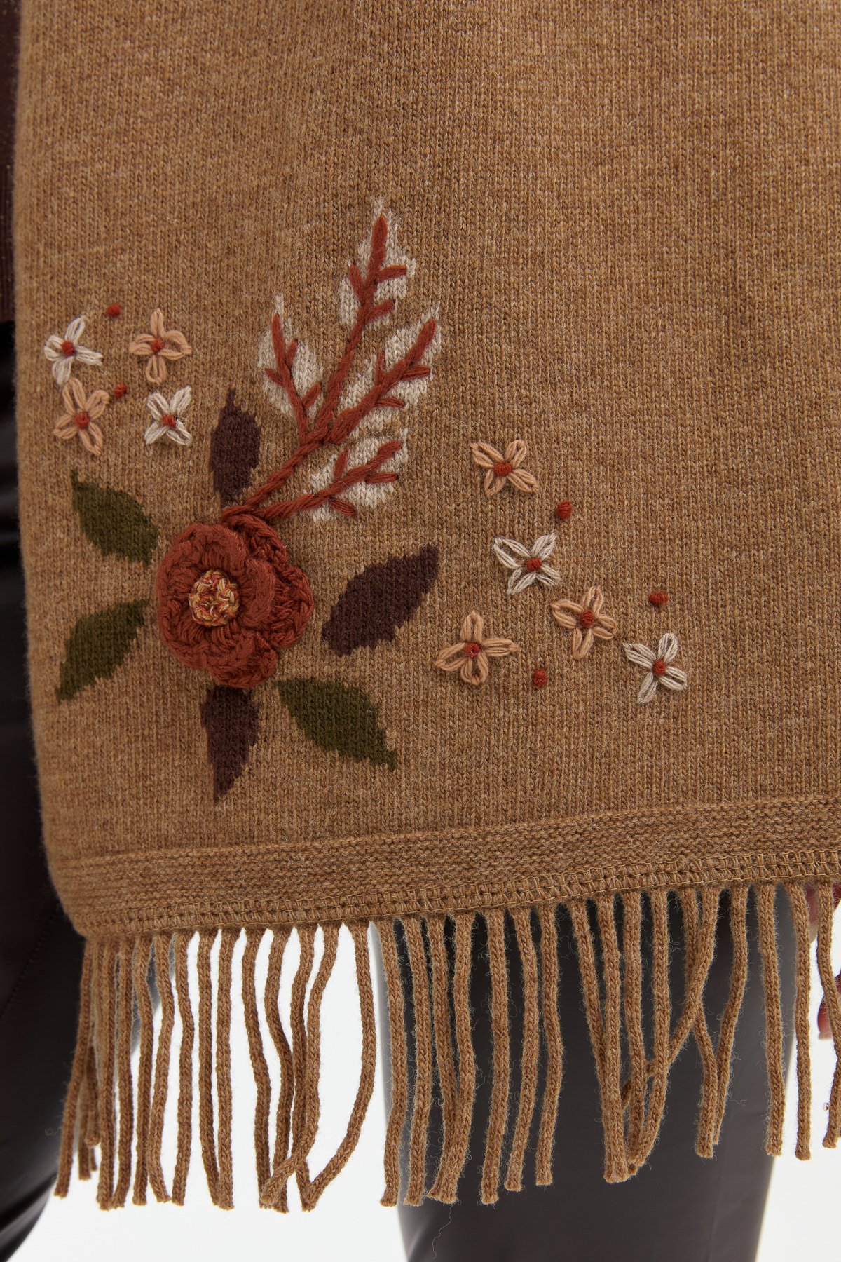 24027Kadın Papatya İşlemeli Püsküllü Yün Kaşkol V.Camel