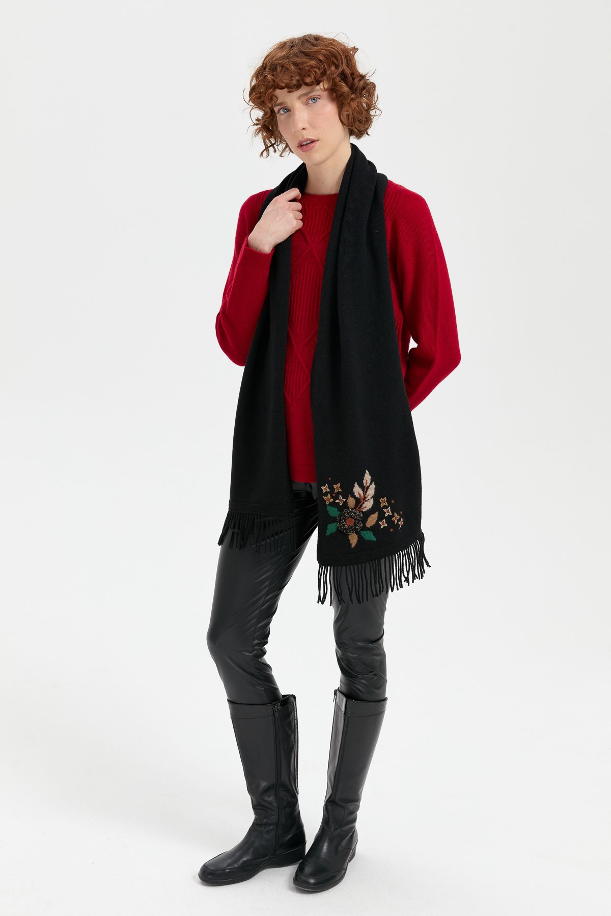 24027Kadın Papatya İşlemeli Püsküllü Yün Kaşkol Siyah