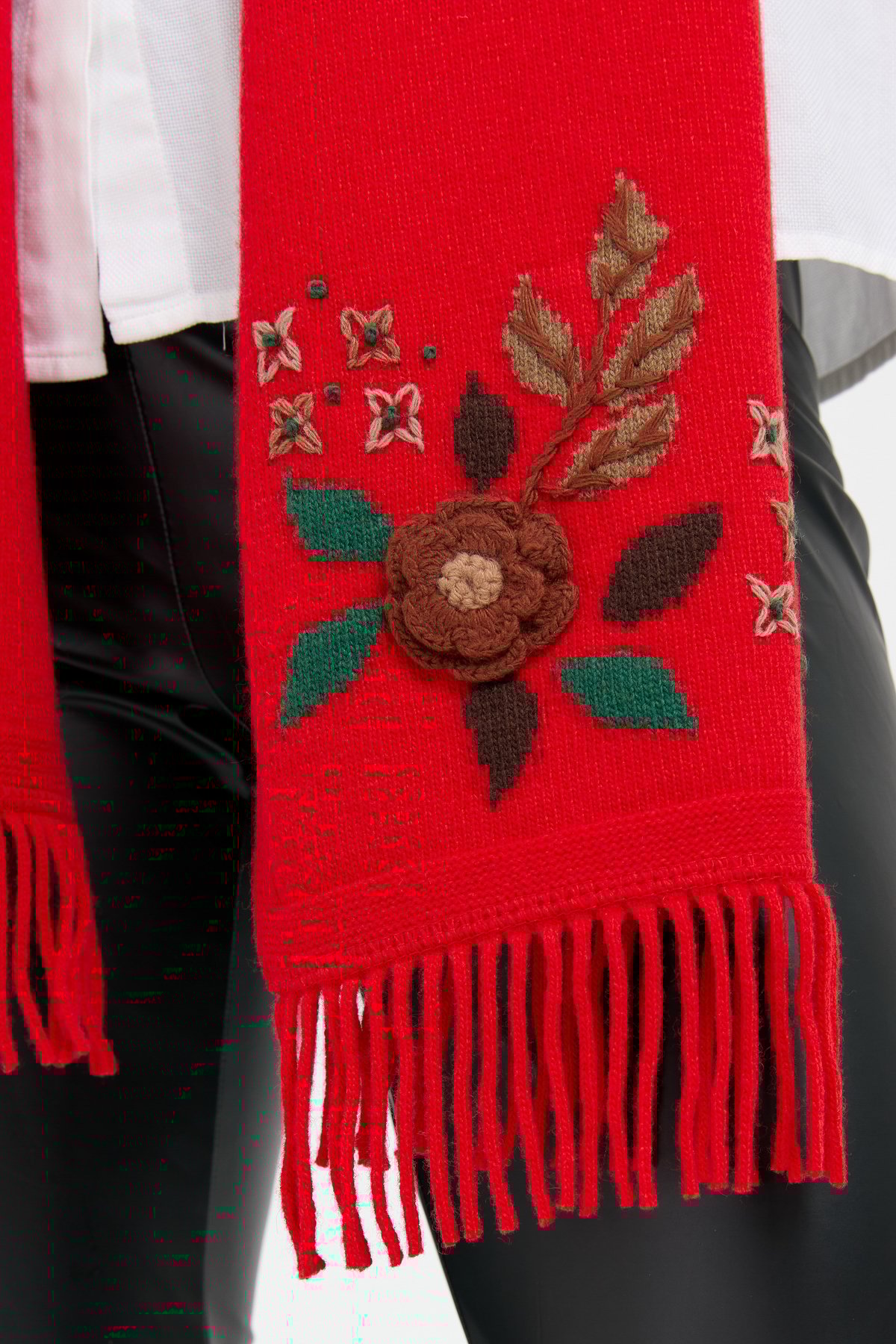 24027Kadın Papatya İşlemeli Püsküllü Yün Kaşkol Mercan