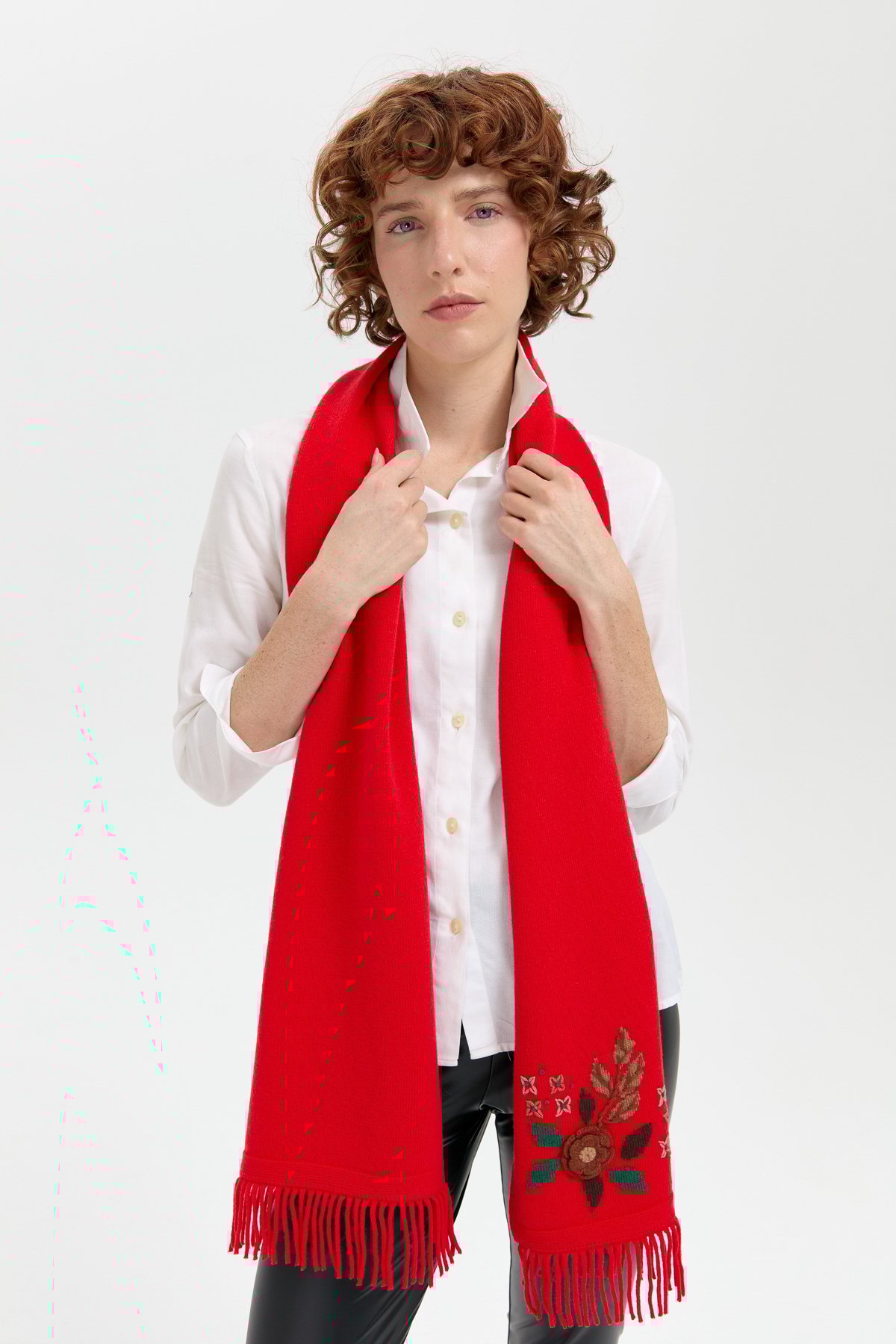 24027Kadın Papatya İşlemeli Püsküllü Yün Kaşkol Mercan