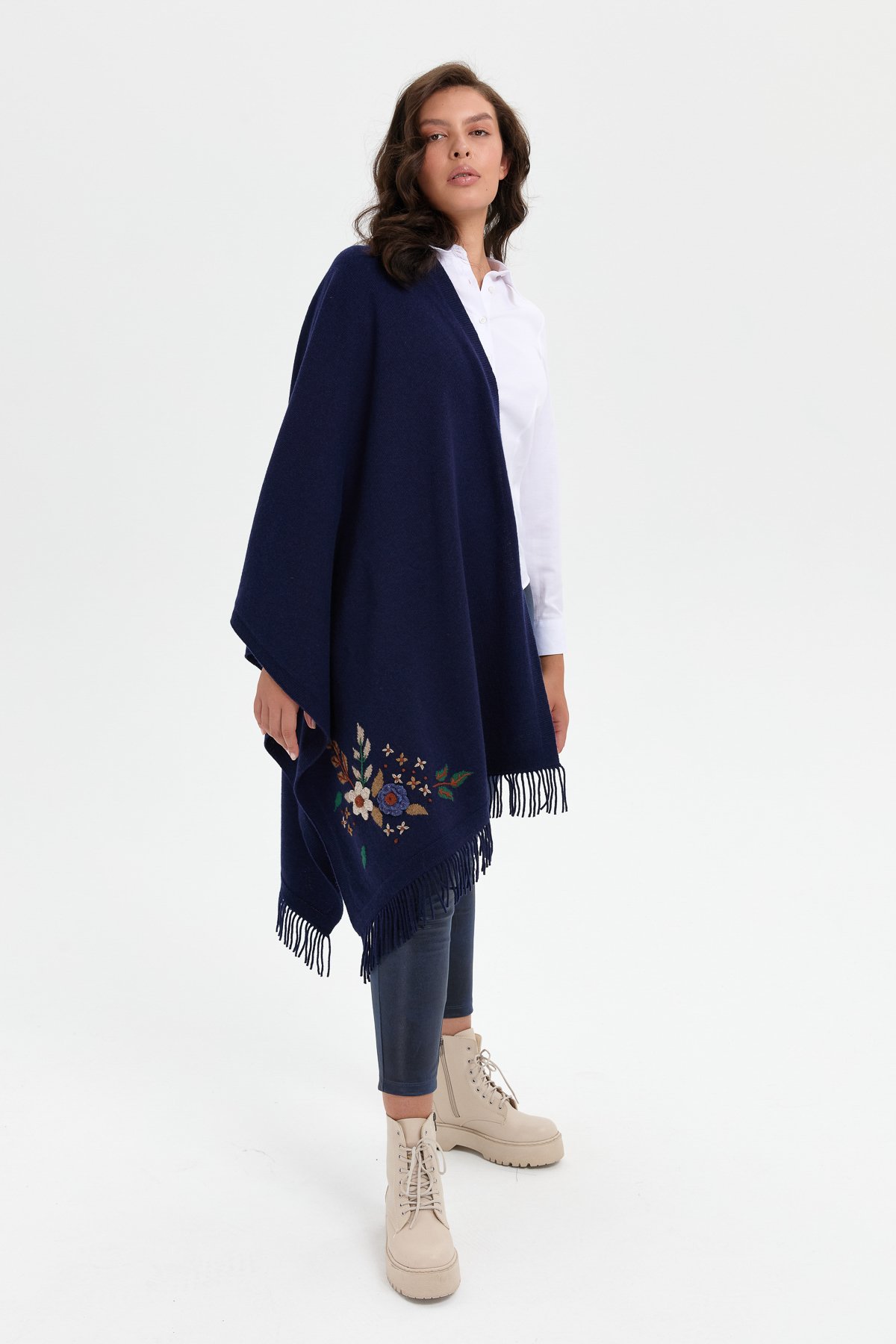 24028Kadın Papatya İşlemeli Püsküllü Yün Şal Y.A Lacivert