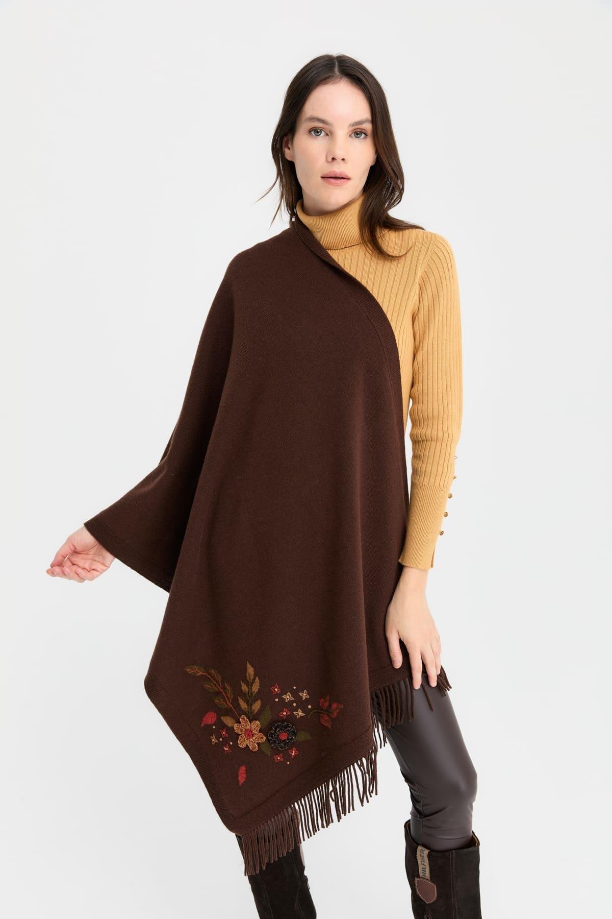 24028Kadın Papatya İşlemeli Püsküllü Yün Şal M.Kahve