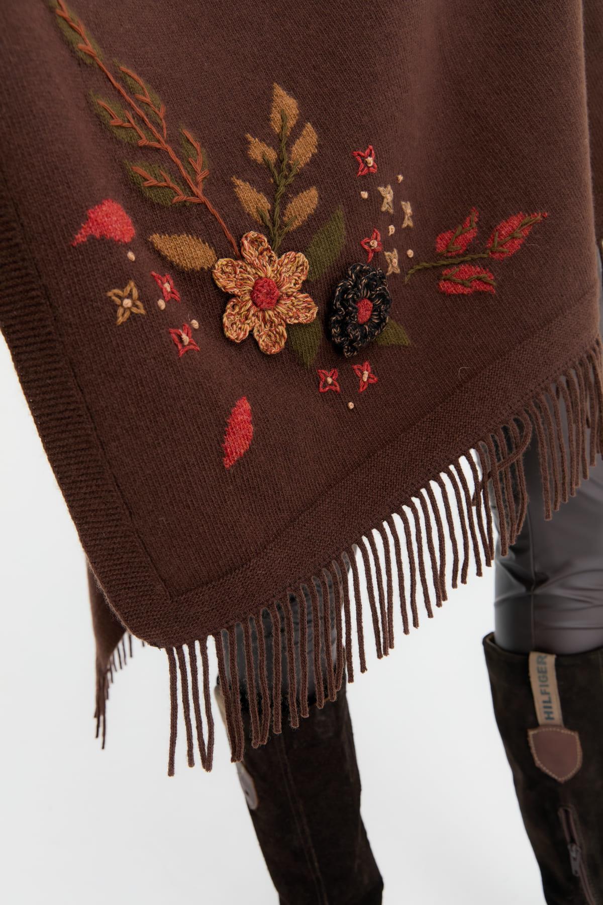 24028Kadın Papatya İşlemeli Püsküllü Yün Şal M.Kahve