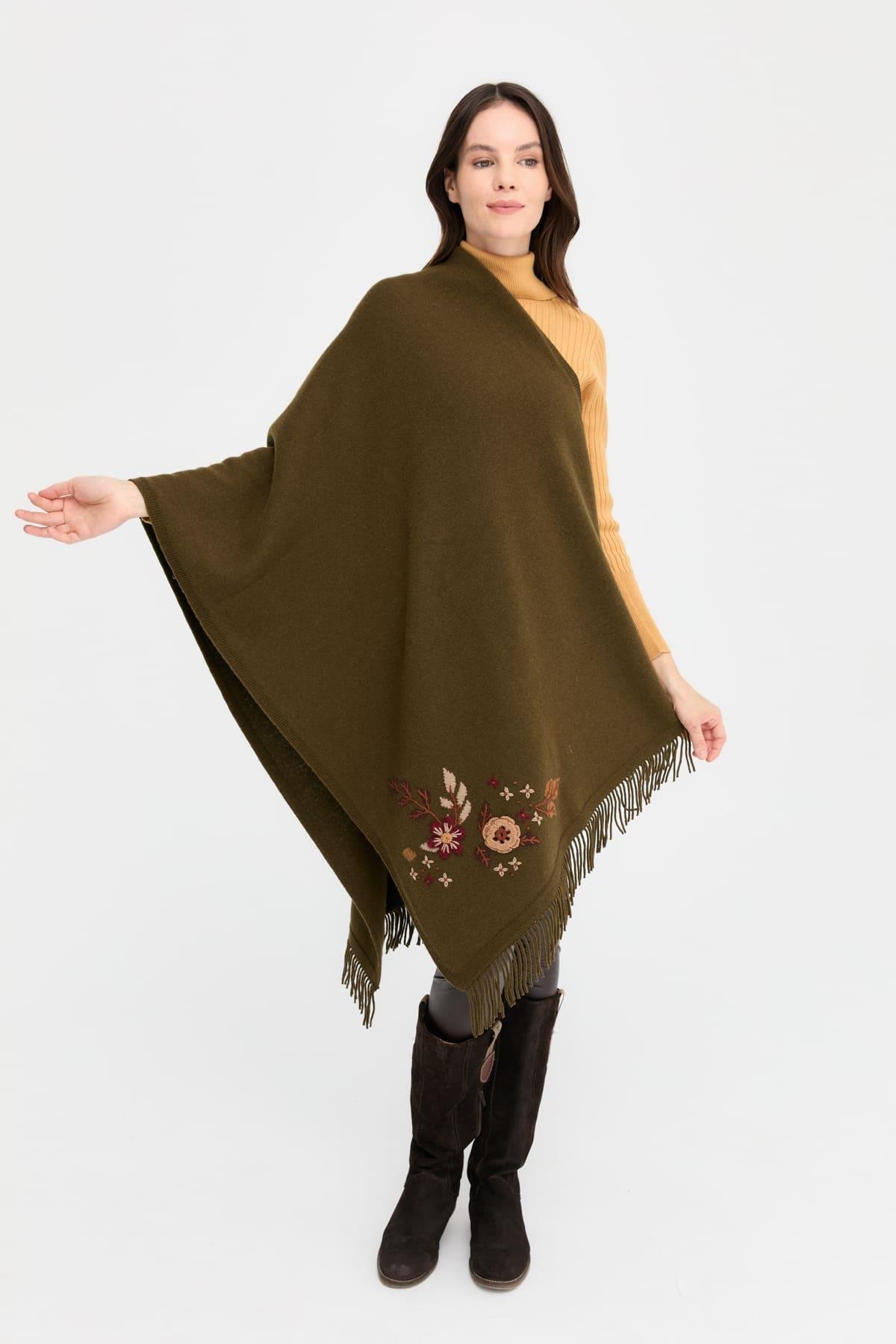 24028Kadın Papatya İşlemeli Püsküllü Yün Şal A.Yeşil