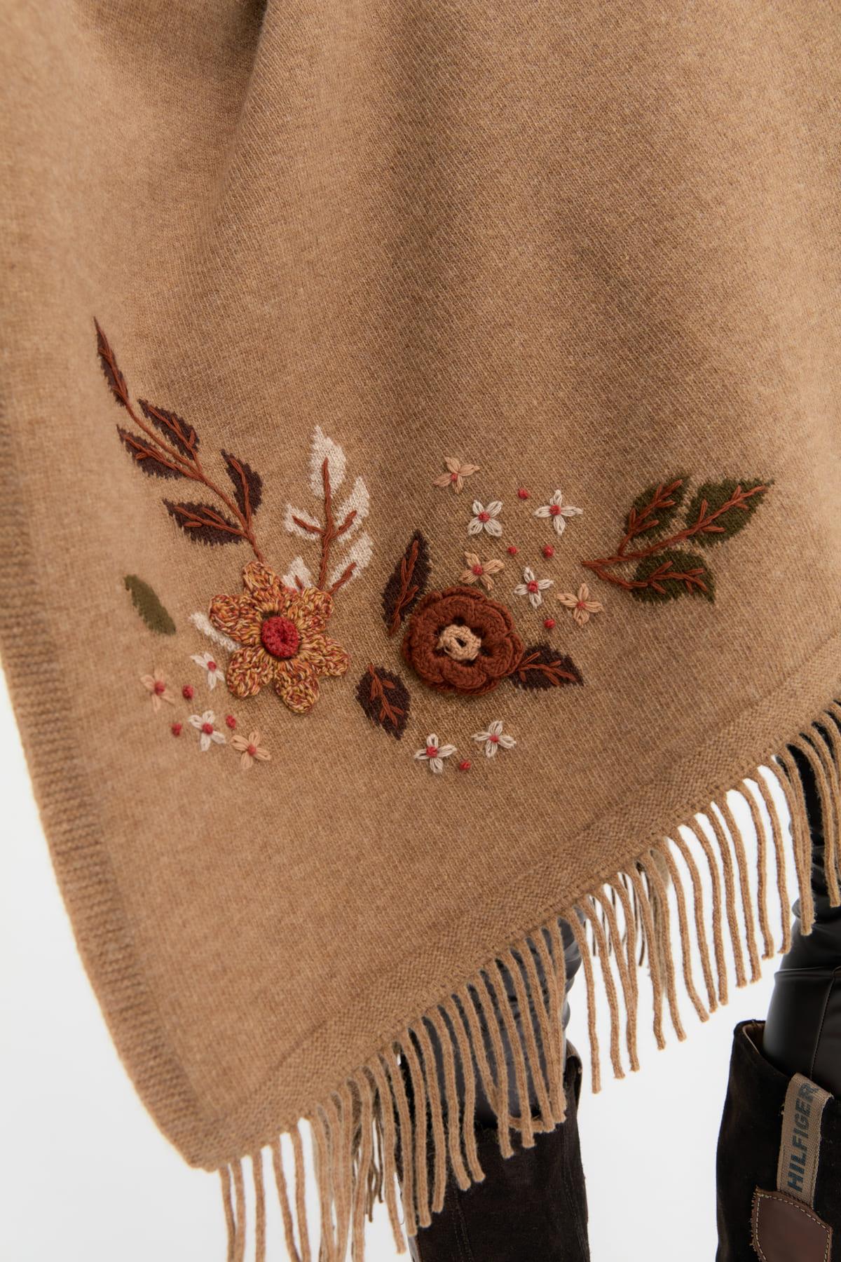 24028Kadın Papatya İşlemeli Püsküllü Yün Şal V.Camel