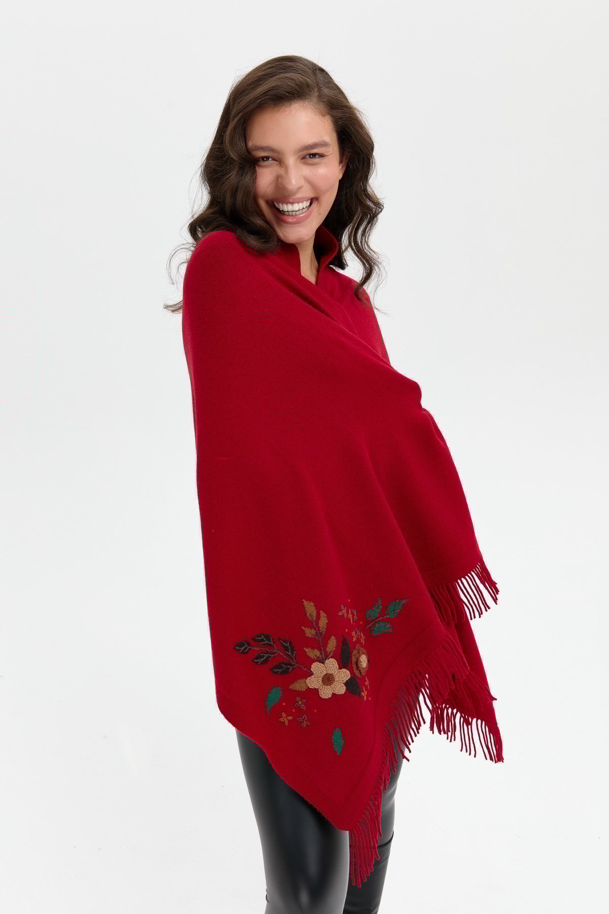 24028Kadın Papatya İşlemeli Püsküllü Yün Şal K.Kırmızı