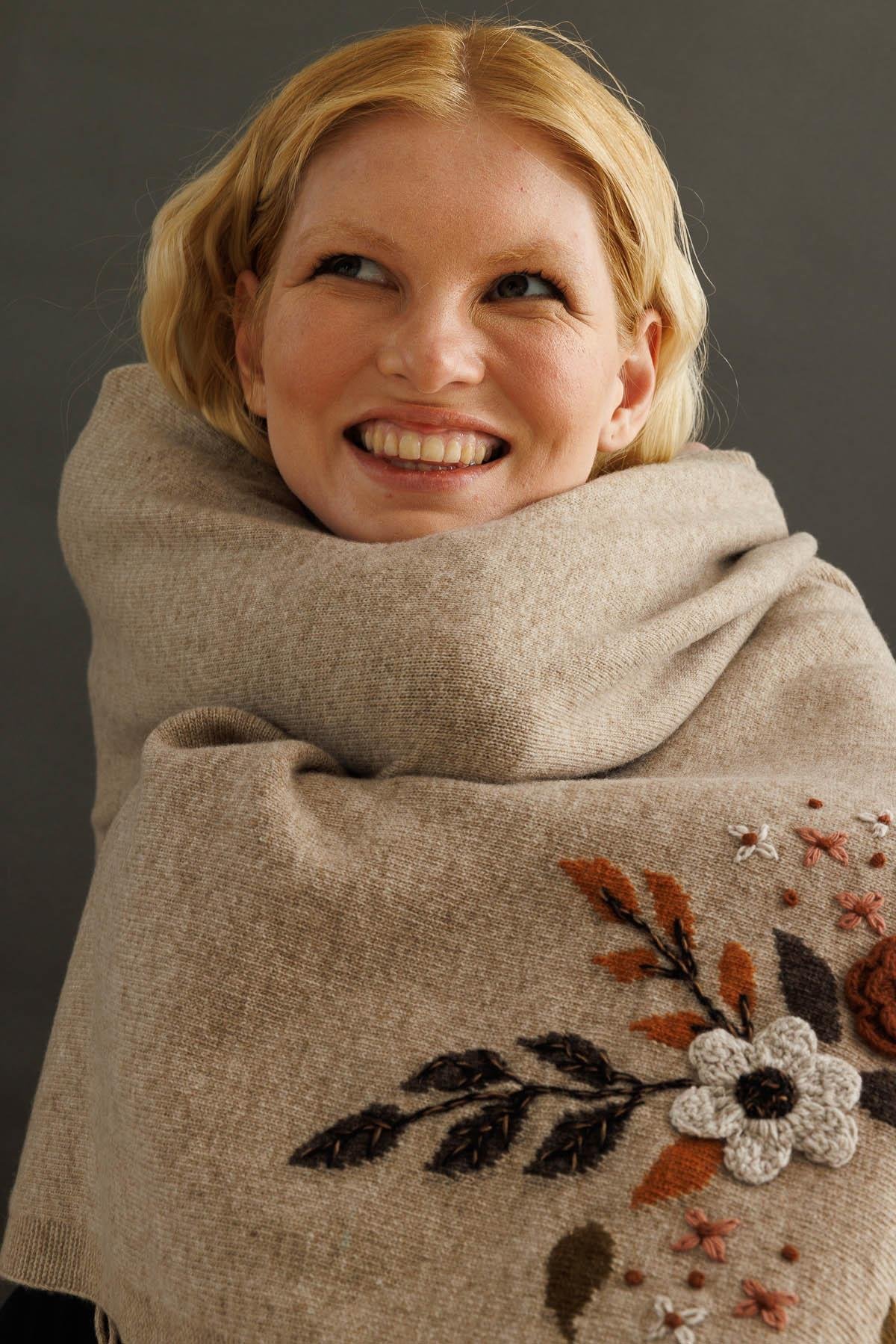 24028Kadın Papatya İşlemeli Püsküllü Yün Şal K.Bej