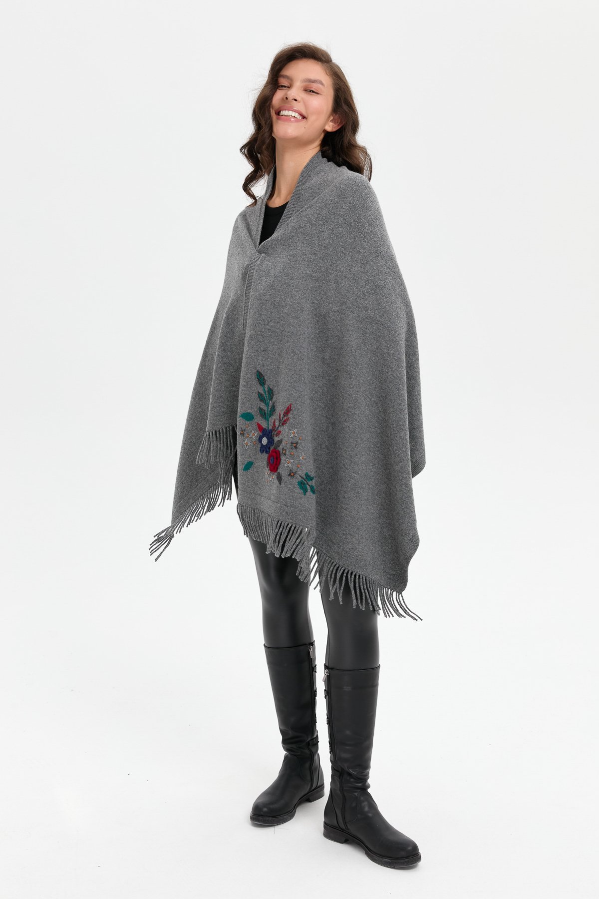 24028Kadın Papatya İşlemeli Püsküllü Yün Şal Füme