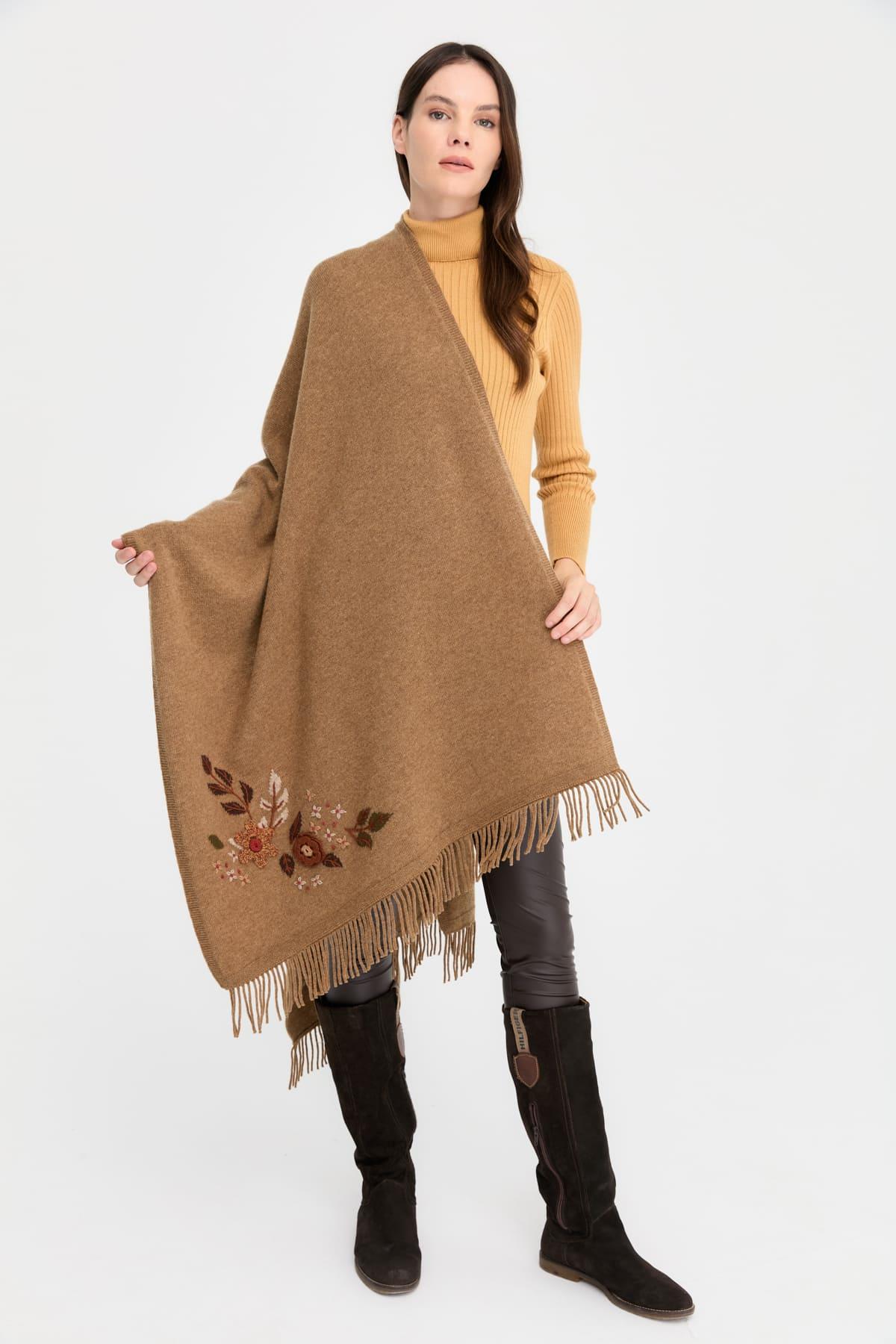 24028Kadın Papatya İşlemeli Püsküllü Yün Şal V.Camel