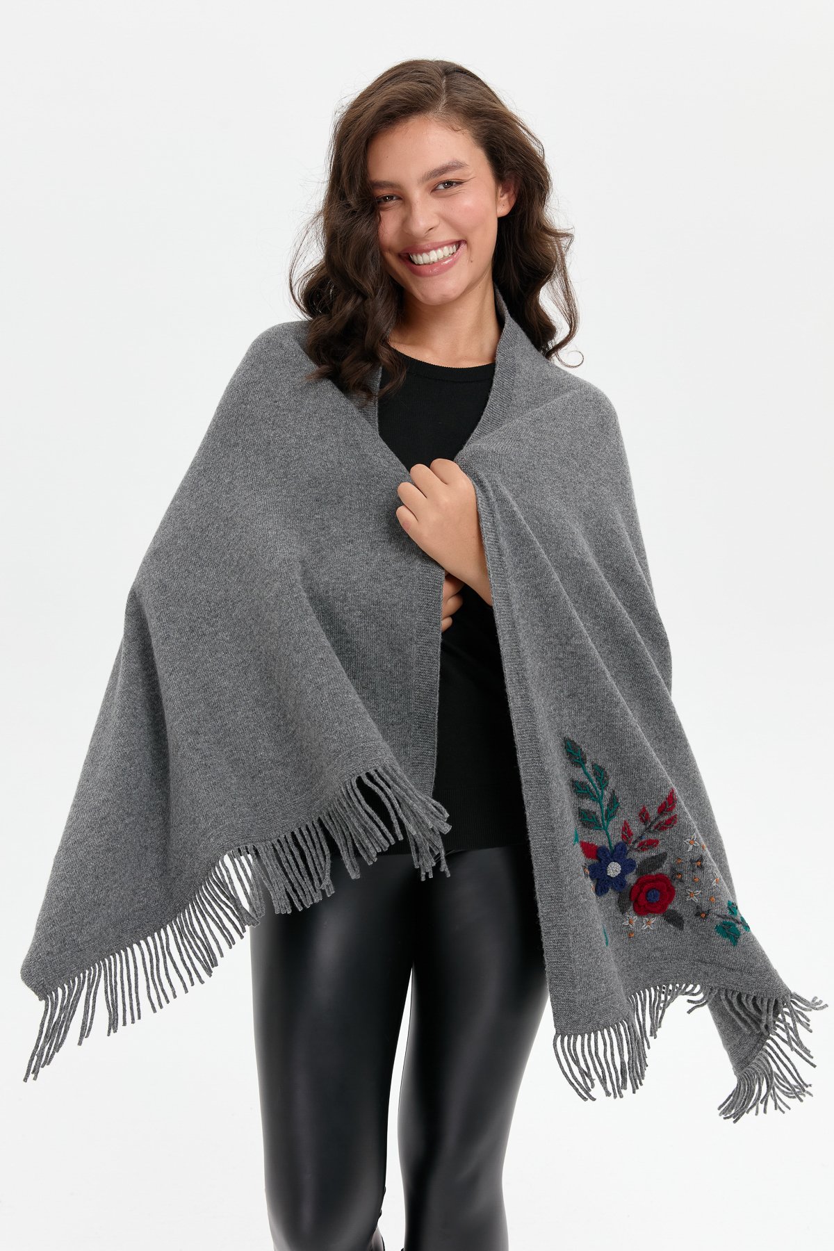 24028Kadın Papatya İşlemeli Püsküllü Yün Şal Füme