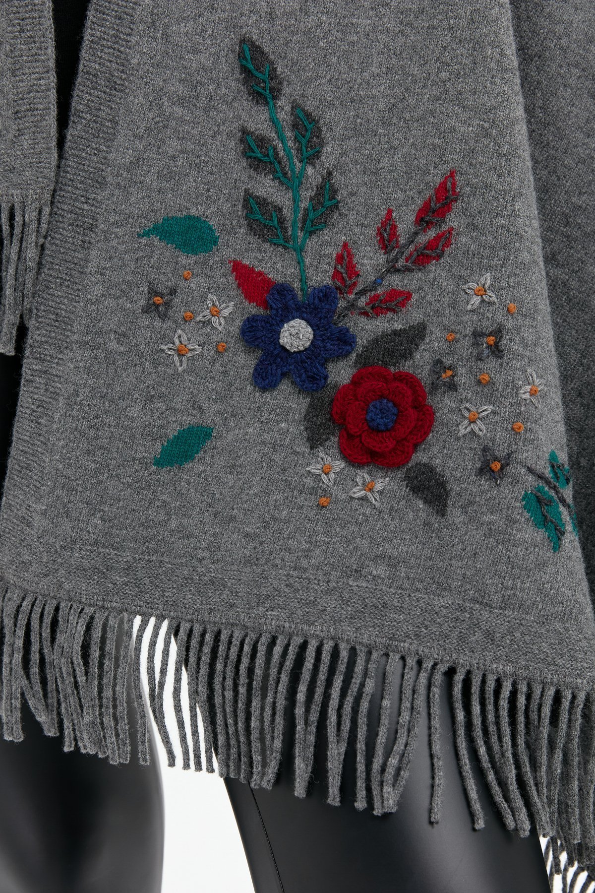 24028Kadın Papatya İşlemeli Püsküllü Yün Şal Füme